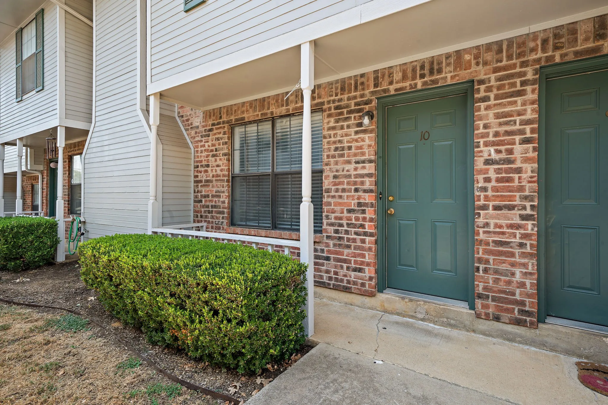 Townhouse For Rent in Denton County , 929 W Hickory Street A10, Denton, Texas 76201, 2 Bedroom, 3 Bathroom, Garage spaces, 1,047 Sqft, built in 1985, mls#21384292, Real Estate Agent in Denton, Homes For Rent in Denton county, Homes For Rent in Denton, Realtor in Denton Texas, Real Estate Brokerage Independent Realty Texas, Luminita Cordes Realtor