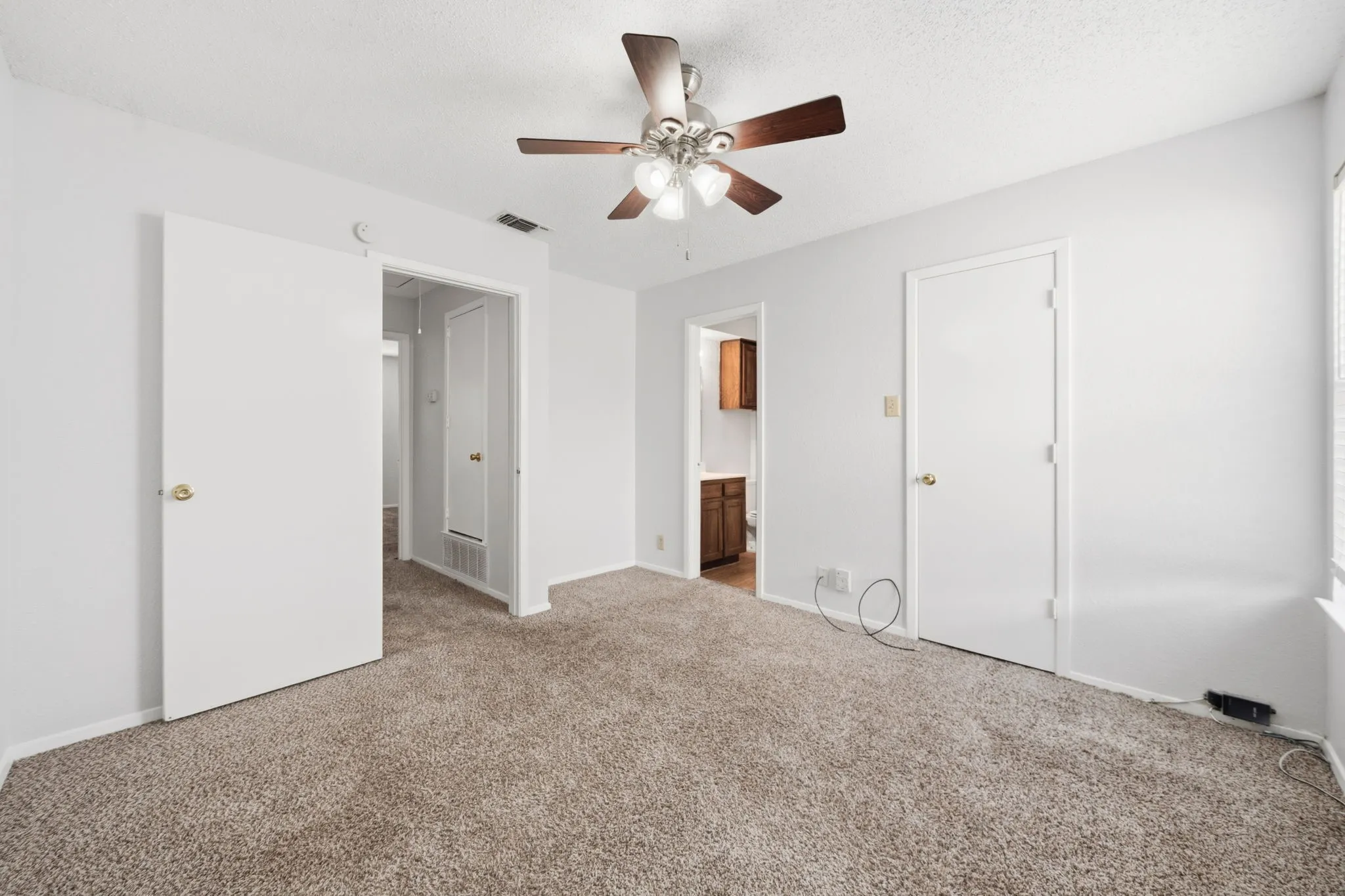 Townhouse For Rent in Denton County , 929 W Hickory Street A10, Denton, Texas 76201, 2 Bedroom, 3 Bathroom, Garage spaces, 1,047 Sqft, built in 1985, mls#21384292, Real Estate Agent in Denton, Homes For Rent in Denton county, Homes For Rent in Denton, Realtor in Denton Texas, Real Estate Brokerage Independent Realty Texas, Luminita Cordes Realtor