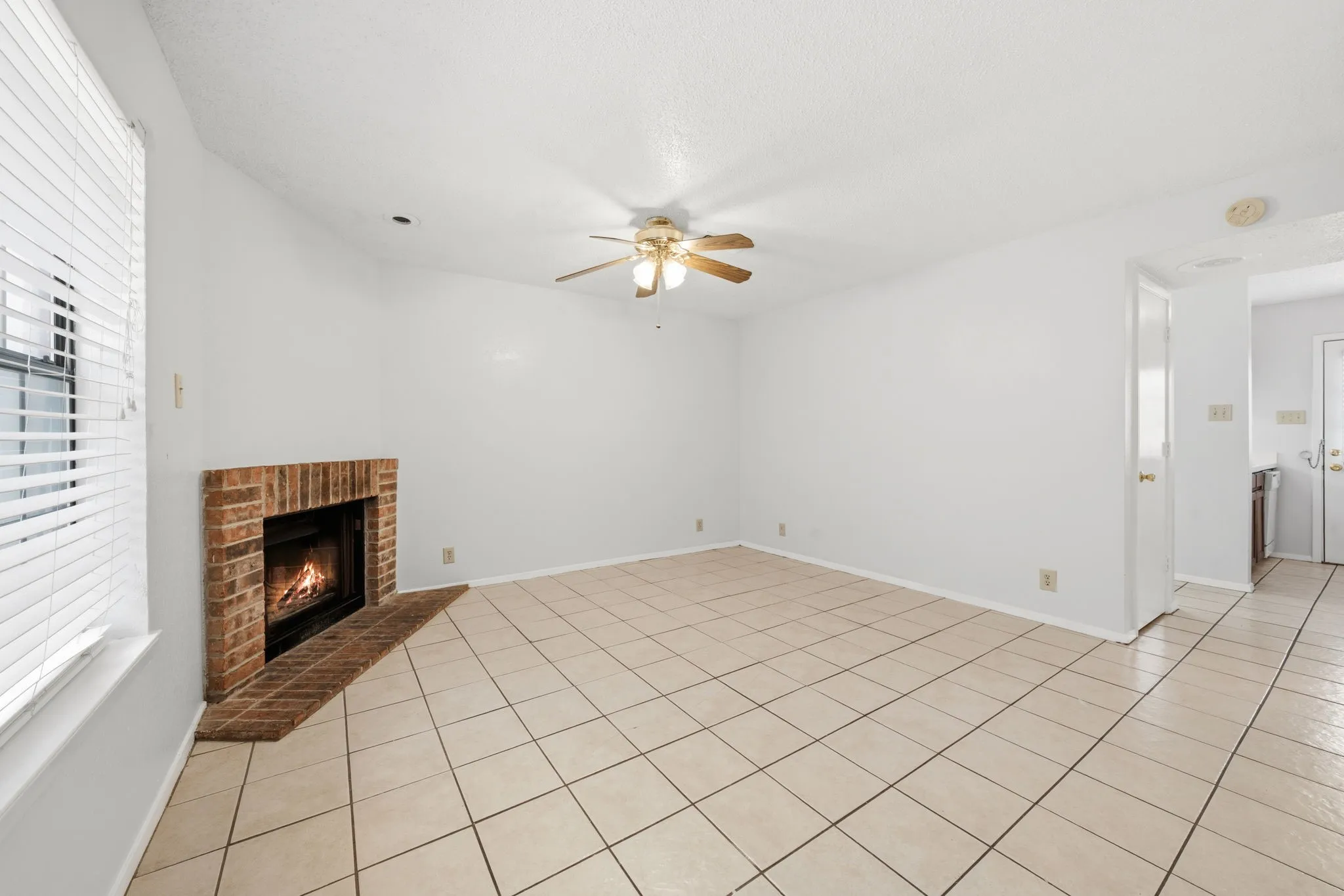 Townhouse For Rent in Denton County , 929 W Hickory Street A10, Denton, Texas 76201, 2 Bedroom, 3 Bathroom, Garage spaces, 1,047 Sqft, built in 1985, mls#21384292, Real Estate Agent in Denton, Homes For Rent in Denton county, Homes For Rent in Denton, Realtor in Denton Texas, Real Estate Brokerage Independent Realty Texas, Luminita Cordes Realtor