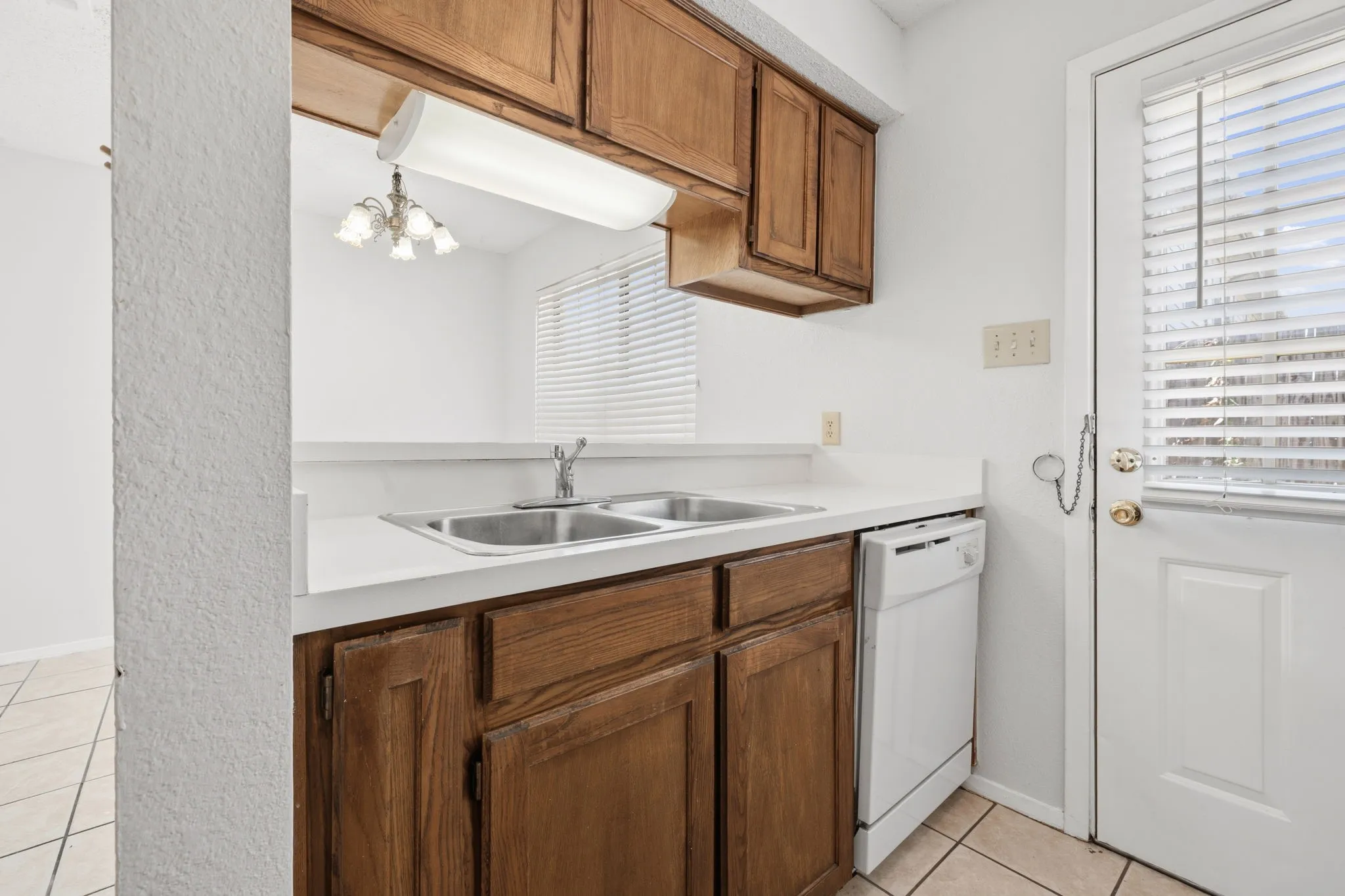 Townhouse For Rent in Denton County , 929 W Hickory Street A10, Denton, Texas 76201, 2 Bedroom, 3 Bathroom, Garage spaces, 1,047 Sqft, built in 1985, mls#21384292, Real Estate Agent in Denton, Homes For Rent in Denton county, Homes For Rent in Denton, Realtor in Denton Texas, Real Estate Brokerage Independent Realty Texas, Luminita Cordes Realtor