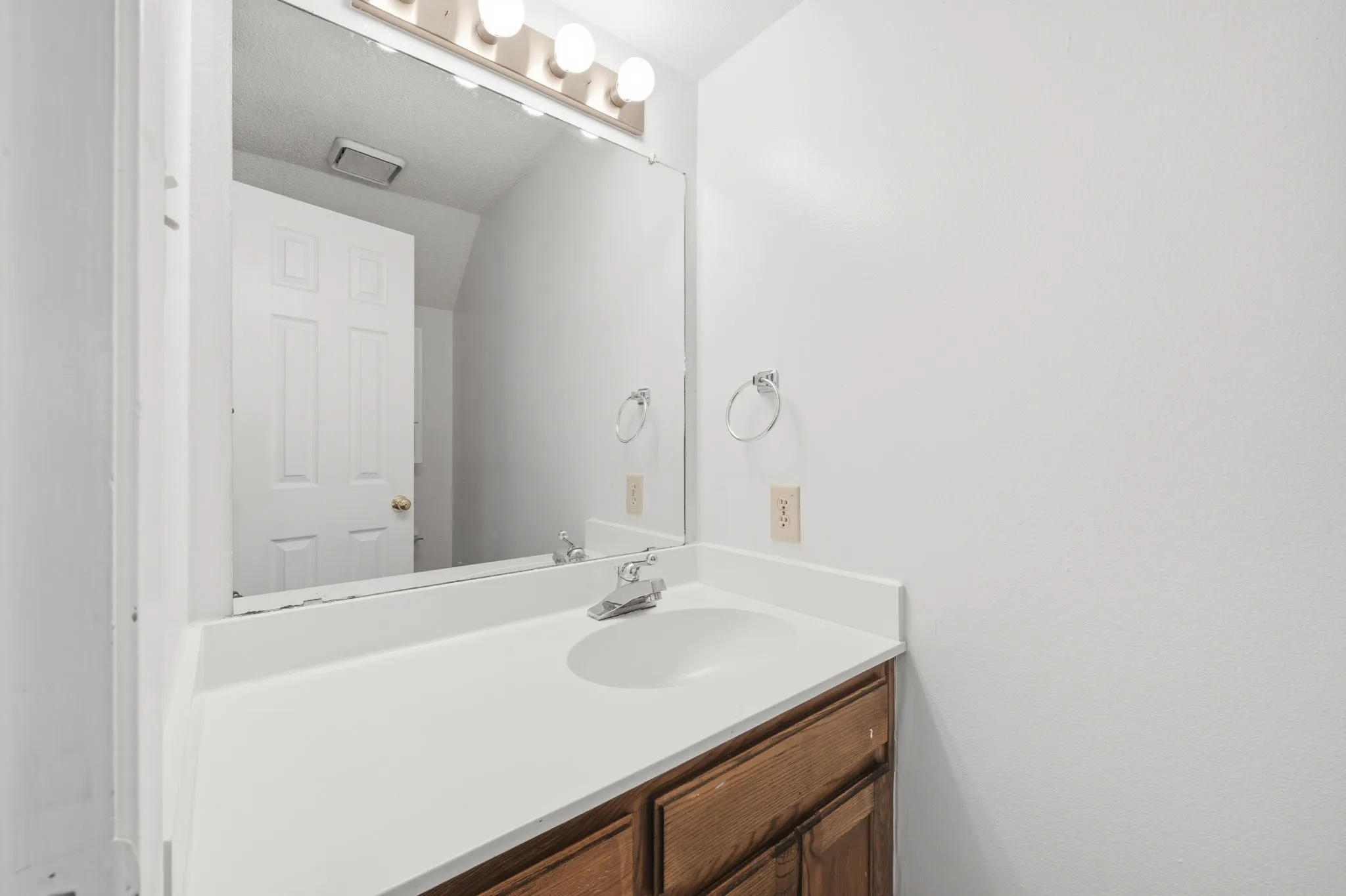 Townhouse For Rent in Denton County , 929 W Hickory Street A10, Denton, Texas 76201, 2 Bedroom, 3 Bathroom, Garage spaces, 1,047 Sqft, built in 1985, mls#21384292, Real Estate Agent in Denton, Homes For Rent in Denton county, Homes For Rent in Denton, Realtor in Denton Texas, Real Estate Brokerage Independent Realty Texas, Luminita Cordes Realtor