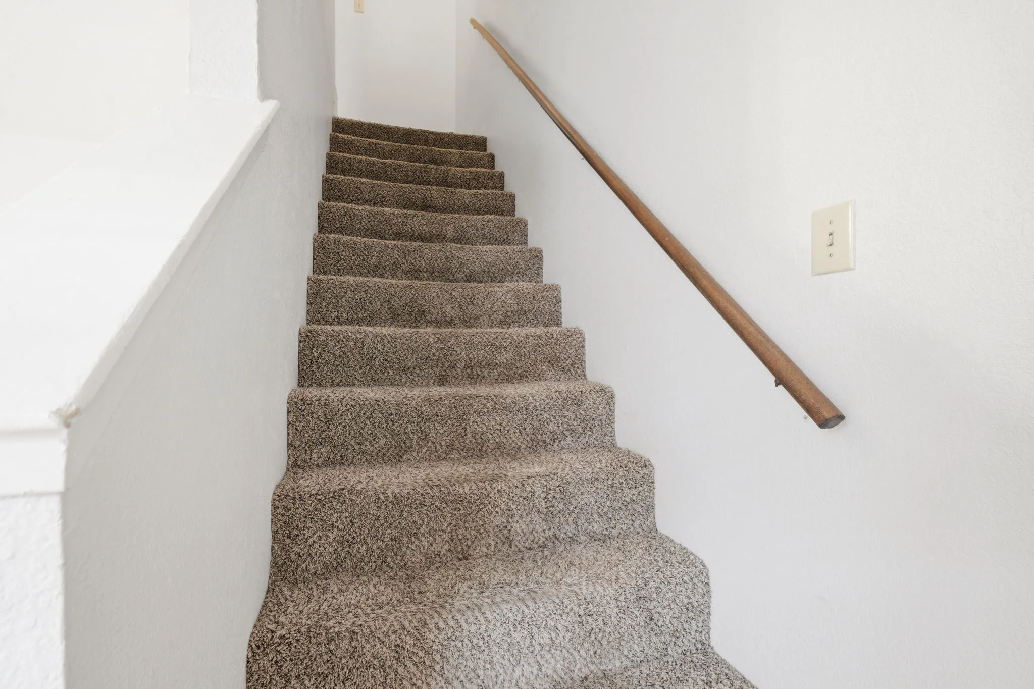 Townhouse For Rent in Denton County , 929 W Hickory Street A10, Denton, Texas 76201, 2 Bedroom, 3 Bathroom, Garage spaces, 1,047 Sqft, built in 1985, mls#21384292, Real Estate Agent in Denton, Homes For Rent in Denton county, Homes For Rent in Denton, Realtor in Denton Texas, Real Estate Brokerage Independent Realty Texas, Luminita Cordes Realtor