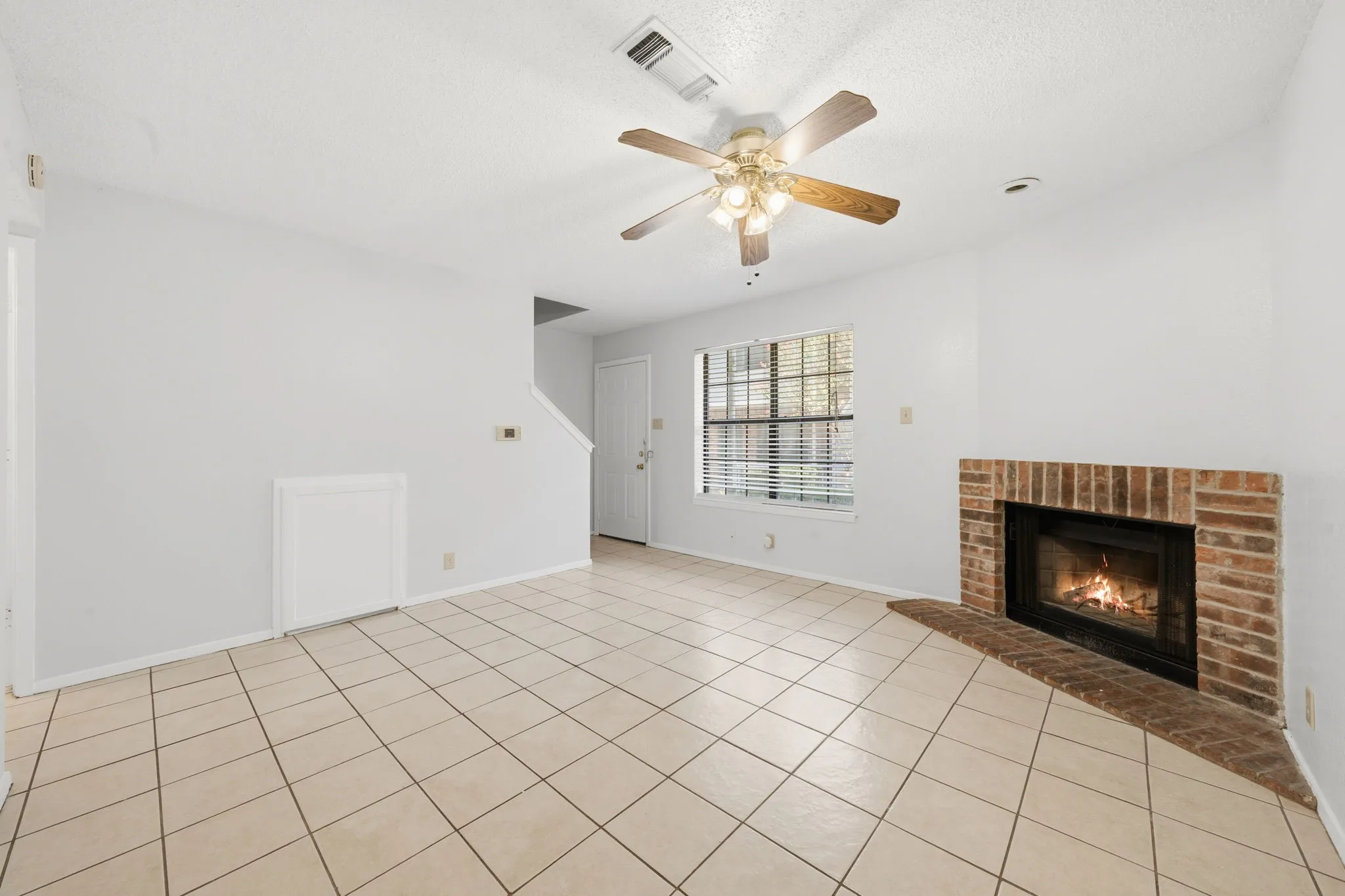 Townhouse For Rent in Denton County , 929 W Hickory Street A10, Denton, Texas 76201, 2 Bedroom, 3 Bathroom, Garage spaces, 1,047 Sqft, built in 1985, mls#21384292, Real Estate Agent in Denton, Homes For Rent in Denton county, Homes For Rent in Denton, Realtor in Denton Texas, Real Estate Brokerage Independent Realty Texas, Luminita Cordes Realtor