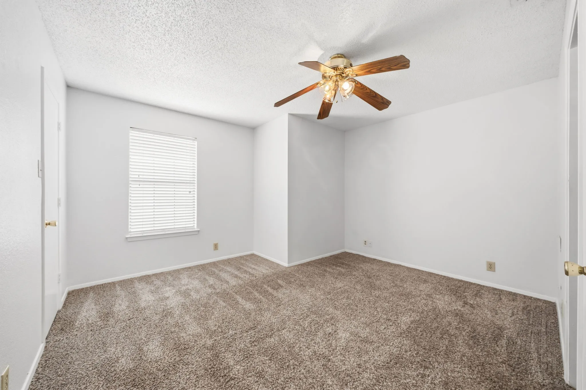 Townhouse For Rent in Denton County , 929 W Hickory Street A10, Denton, Texas 76201, 2 Bedroom, 3 Bathroom, Garage spaces, 1,047 Sqft, built in 1985, mls#21384292, Real Estate Agent in Denton, Homes For Rent in Denton county, Homes For Rent in Denton, Realtor in Denton Texas, Real Estate Brokerage Independent Realty Texas, Luminita Cordes Realtor