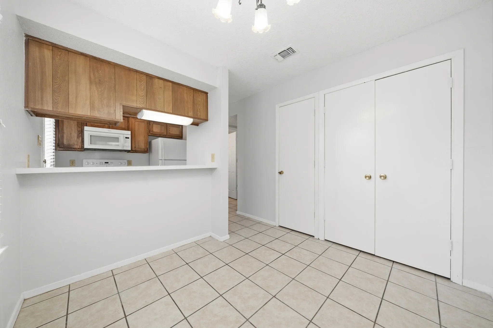 Townhouse For Rent in Denton County , 929 W Hickory Street A10, Denton, Texas 76201, 2 Bedroom, 3 Bathroom, Garage spaces, 1,047 Sqft, built in 1985, mls#21384292, Real Estate Agent in Denton, Homes For Rent in Denton county, Homes For Rent in Denton, Realtor in Denton Texas, Real Estate Brokerage Independent Realty Texas, Luminita Cordes Realtor