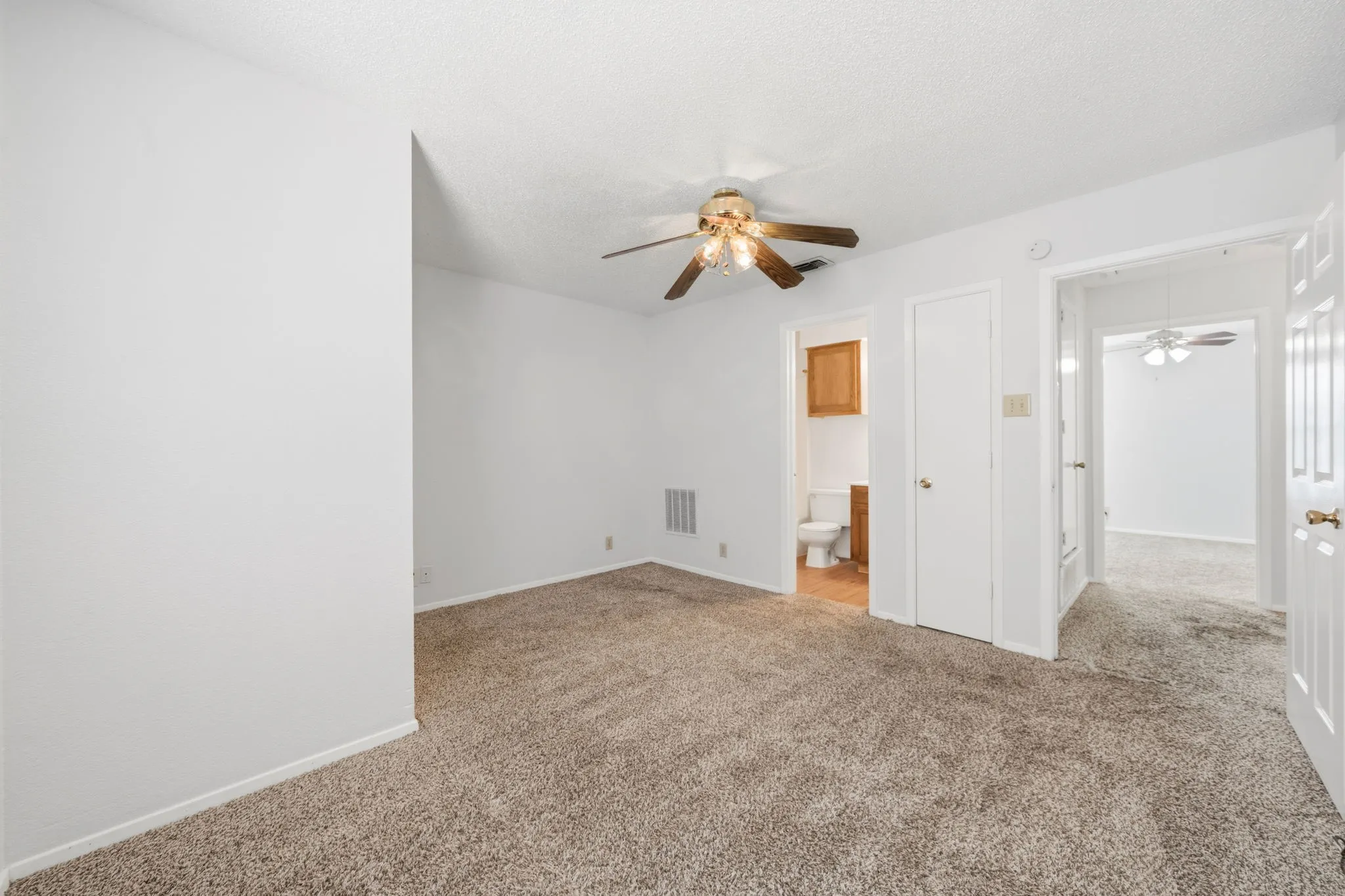 Townhouse For Rent in Denton County , 929 W Hickory Street A10, Denton, Texas 76201, 2 Bedroom, 3 Bathroom, Garage spaces, 1,047 Sqft, built in 1985, mls#21384292, Real Estate Agent in Denton, Homes For Rent in Denton county, Homes For Rent in Denton, Realtor in Denton Texas, Real Estate Brokerage Independent Realty Texas, Luminita Cordes Realtor