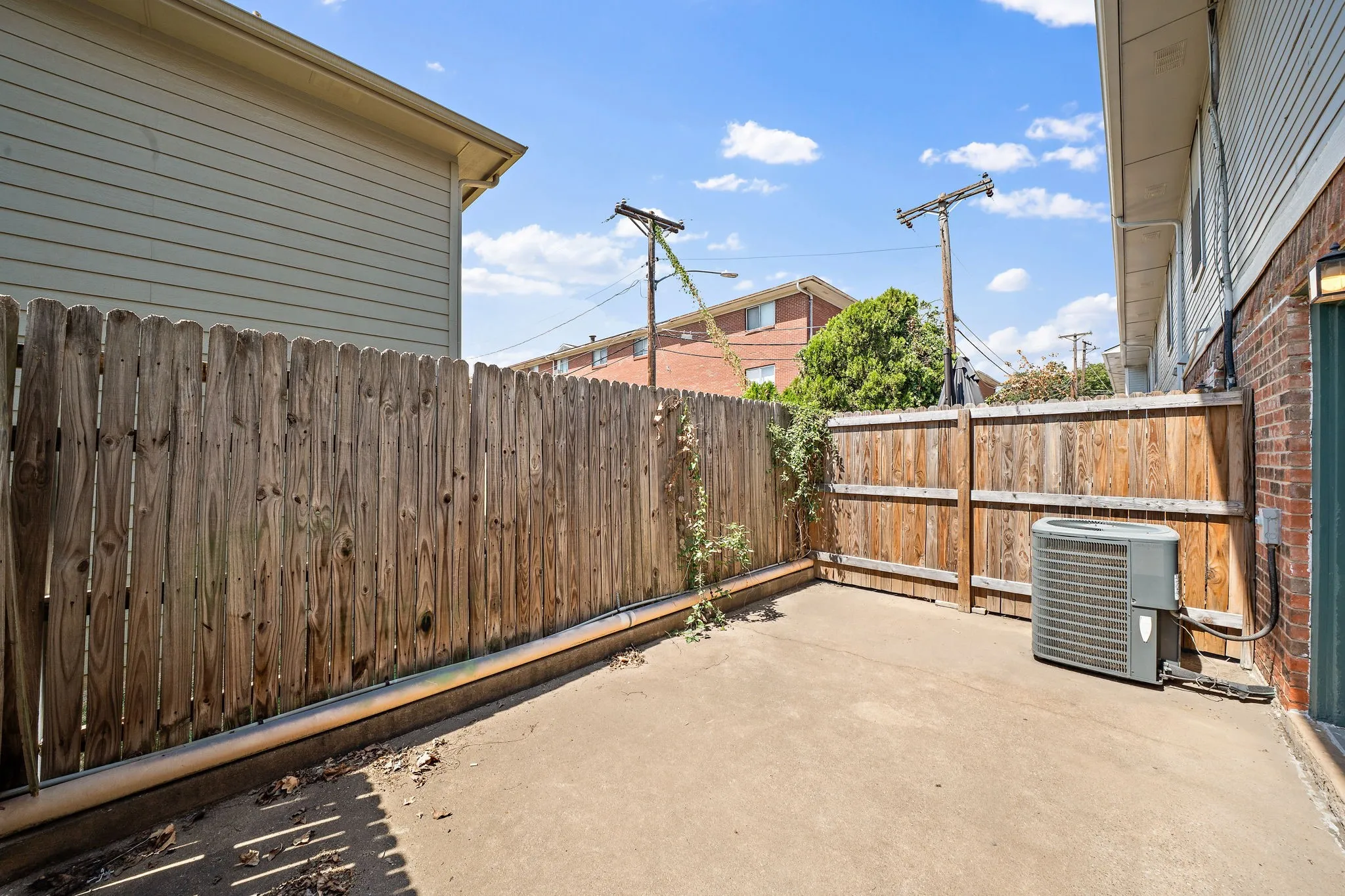 Townhouse For Rent in Denton County , 929 W Hickory Street A10, Denton, Texas 76201, 2 Bedroom, 3 Bathroom, Garage spaces, 1,047 Sqft, built in 1985, mls#21384292, Real Estate Agent in Denton, Homes For Rent in Denton county, Homes For Rent in Denton, Realtor in Denton Texas, Real Estate Brokerage Independent Realty Texas, Luminita Cordes Realtor