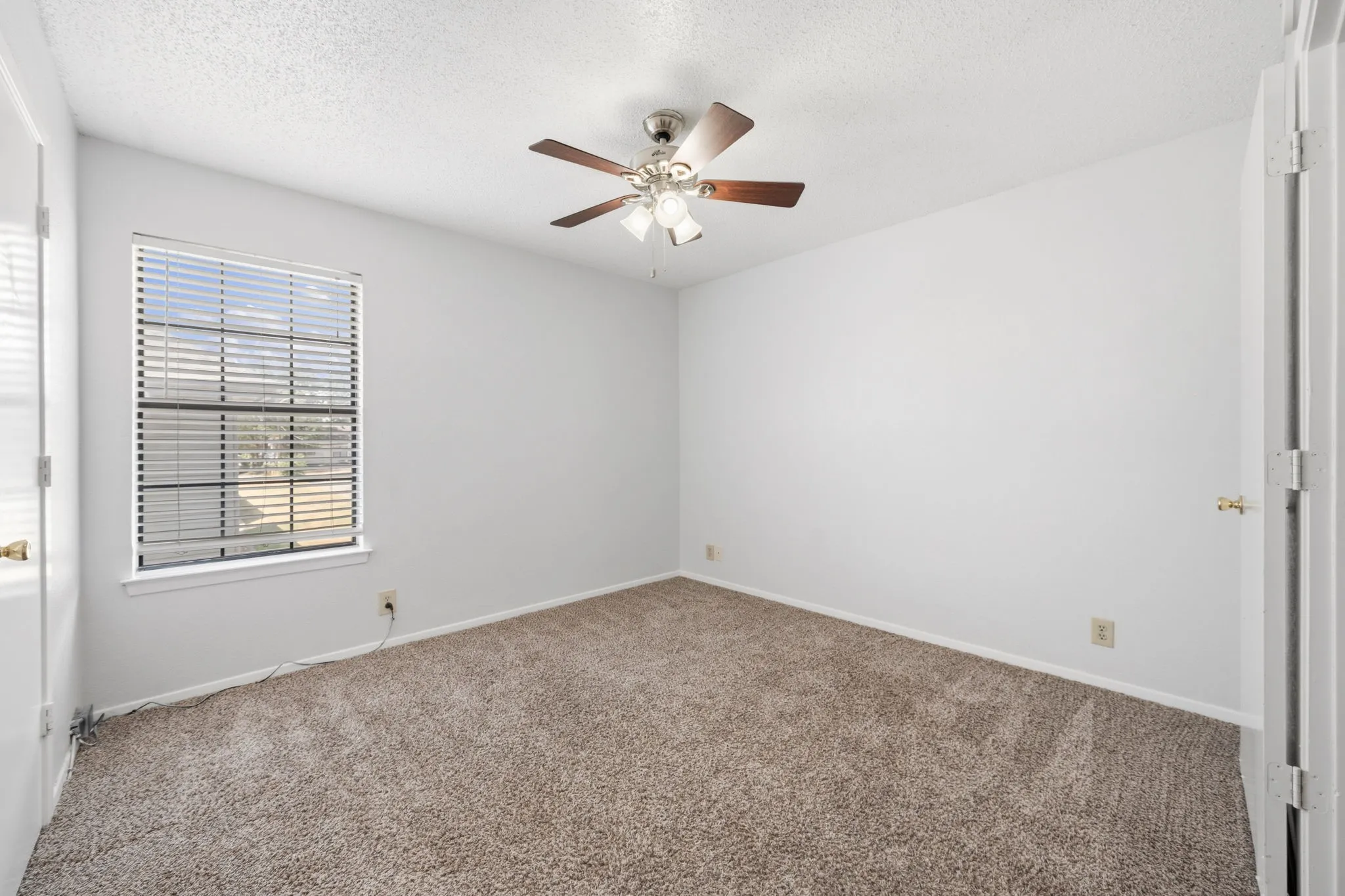 Townhouse For Rent in Denton County , 929 W Hickory Street A10, Denton, Texas 76201, 2 Bedroom, 3 Bathroom, Garage spaces, 1,047 Sqft, built in 1985, mls#21384292, Real Estate Agent in Denton, Homes For Rent in Denton county, Homes For Rent in Denton, Realtor in Denton Texas, Real Estate Brokerage Independent Realty Texas, Luminita Cordes Realtor