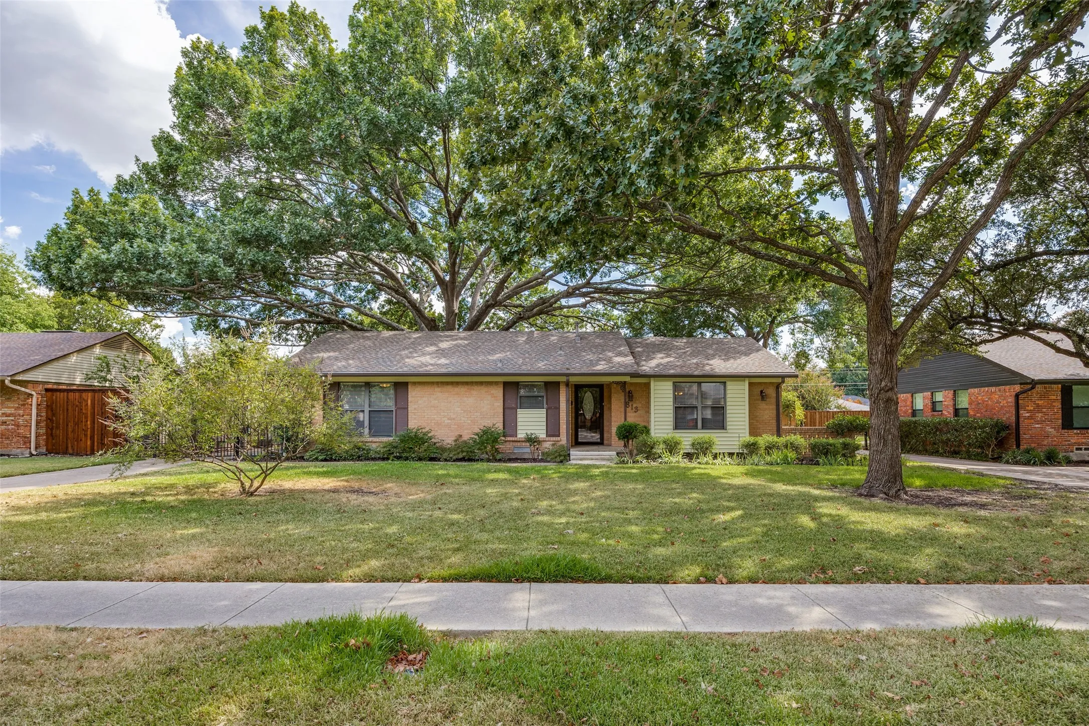 Single Family Residence For Sale in Dallas County , 813 Brookhurst Drive, Richardson, Texas 75080, 4 Bedroom, 3 Bathroom, 2 Garage spaces, 2,258 Sqft, built in 1961, mls#21372799, Real Estate Agent in Richardson, Homes For Sale in Dallas county, Homes For Sale in Richardson, Realtor in Richardson Texas, Real Estate Brokerage Independent Realty Texas, Luminita Cordes Realtor