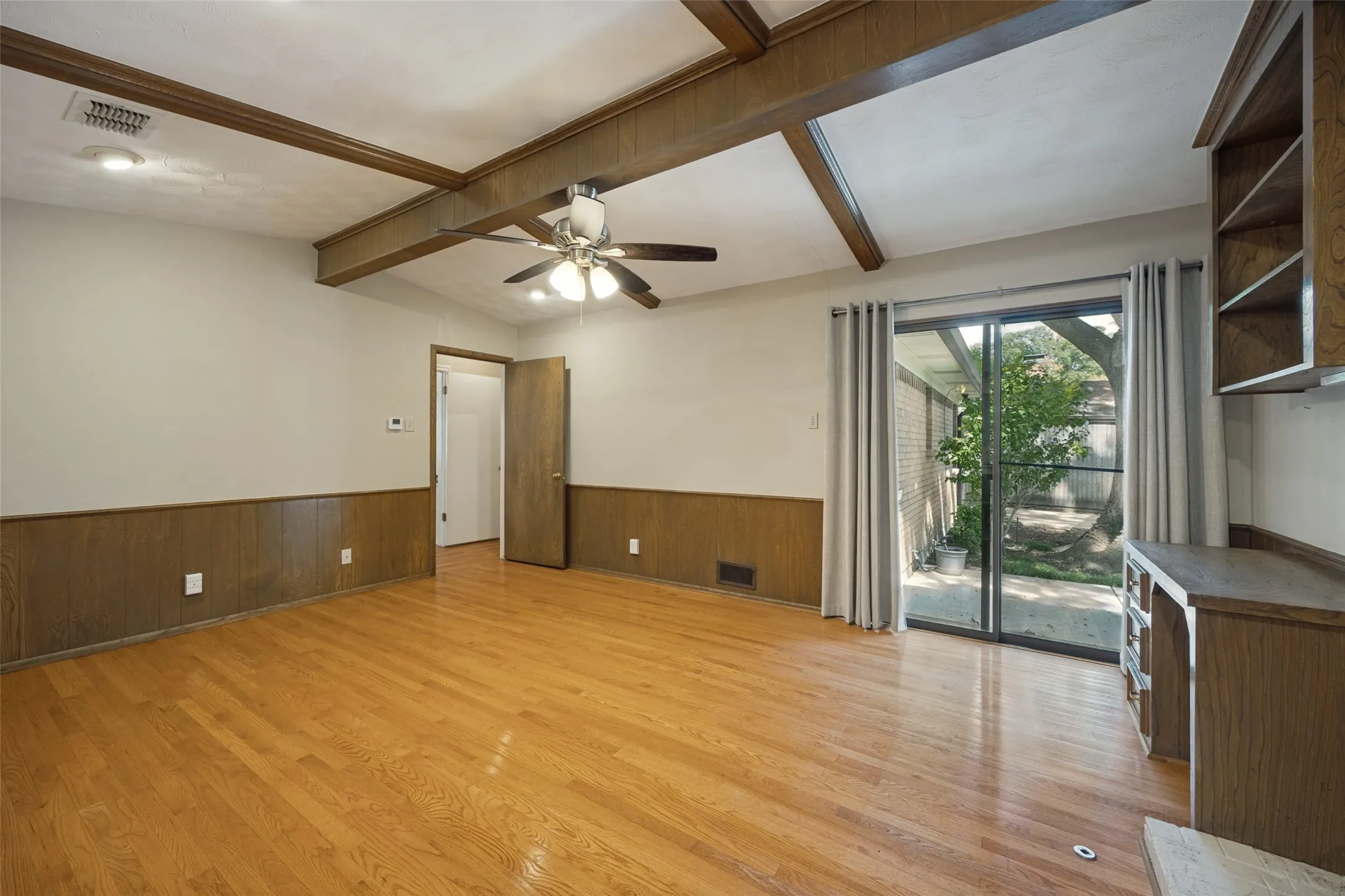 Single Family Residence For Sale in Dallas County , 813 Brookhurst Drive, Richardson, Texas 75080, 4 Bedroom, 3 Bathroom, 2 Garage spaces, 2,258 Sqft, built in 1961, mls#21372799, Real Estate Agent in Richardson, Homes For Sale in Dallas county, Homes For Sale in Richardson, Realtor in Richardson Texas, Real Estate Brokerage Independent Realty Texas, Luminita Cordes Realtor