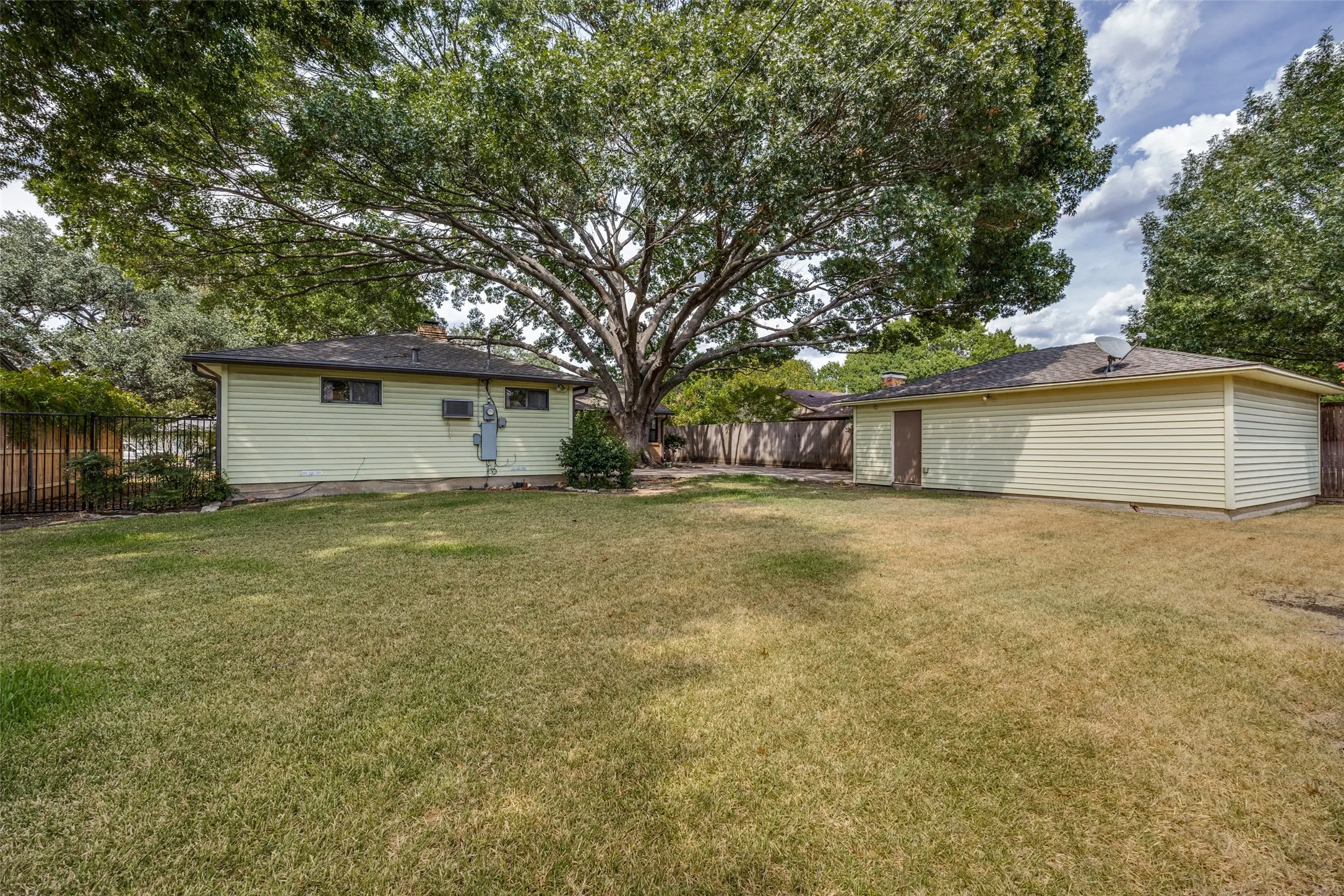 Single Family Residence For Sale in Dallas County , 813 Brookhurst Drive, Richardson, Texas 75080, 4 Bedroom, 3 Bathroom, 2 Garage spaces, 2,258 Sqft, built in 1961, mls#21372799, Real Estate Agent in Richardson, Homes For Sale in Dallas county, Homes For Sale in Richardson, Realtor in Richardson Texas, Real Estate Brokerage Independent Realty Texas, Luminita Cordes Realtor