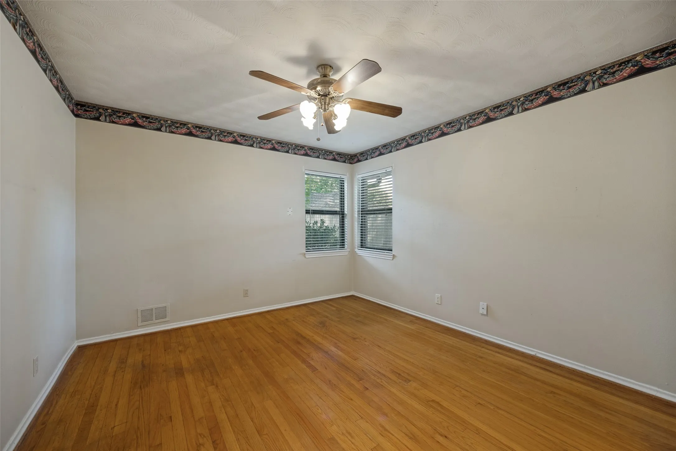 Single Family Residence For Sale in Dallas County , 813 Brookhurst Drive, Richardson, Texas 75080, 4 Bedroom, 3 Bathroom, 2 Garage spaces, 2,258 Sqft, built in 1961, mls#21372799, Real Estate Agent in Richardson, Homes For Sale in Dallas county, Homes For Sale in Richardson, Realtor in Richardson Texas, Real Estate Brokerage Independent Realty Texas, Luminita Cordes Realtor