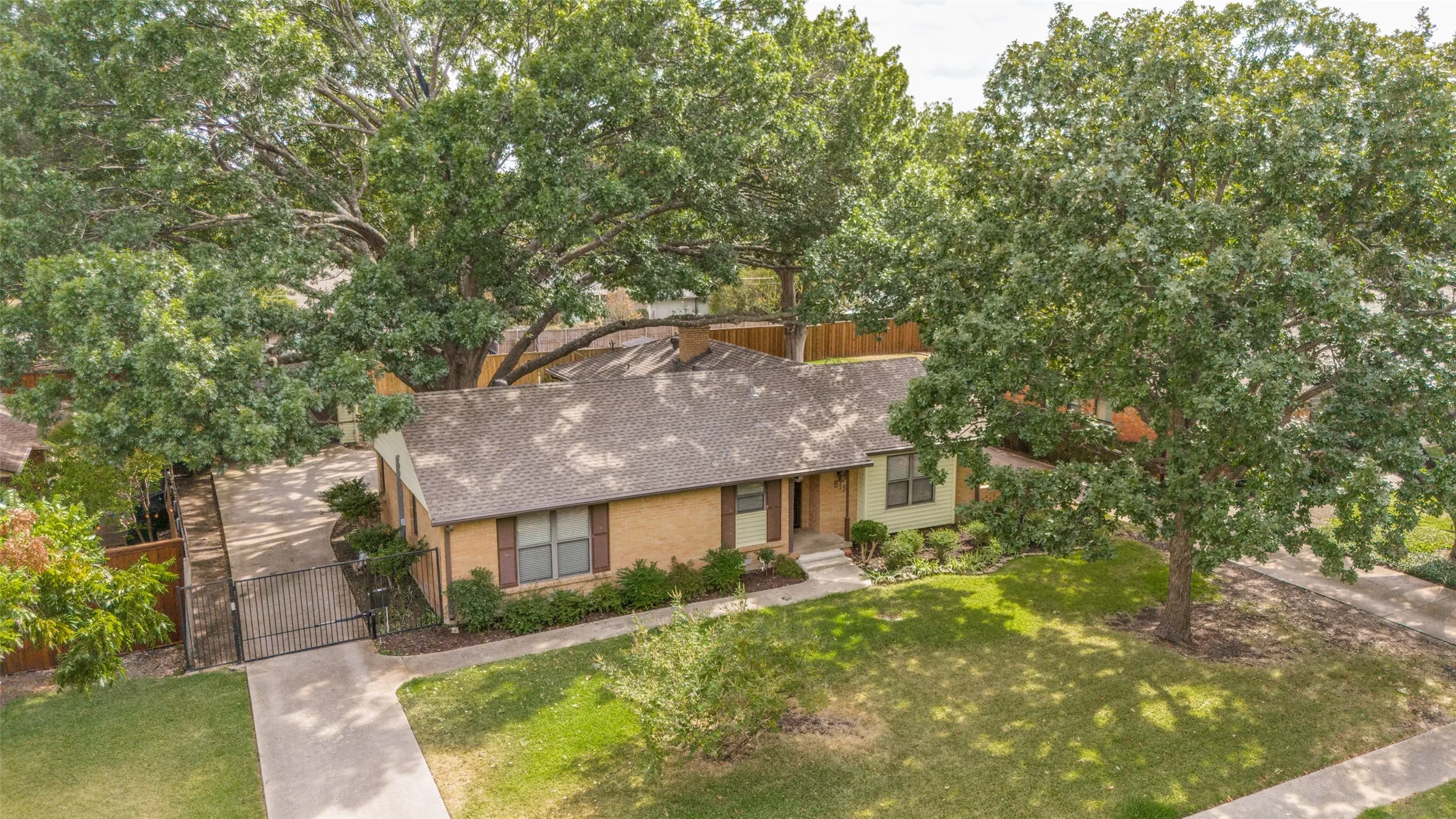 Single Family Residence For Sale in Dallas County , 813 Brookhurst Drive, Richardson, Texas 75080, 4 Bedroom, 3 Bathroom, 2 Garage spaces, 2,258 Sqft, built in 1961, mls#21372799, Real Estate Agent in Richardson, Homes For Sale in Dallas county, Homes For Sale in Richardson, Realtor in Richardson Texas, Real Estate Brokerage Independent Realty Texas, Luminita Cordes Realtor
