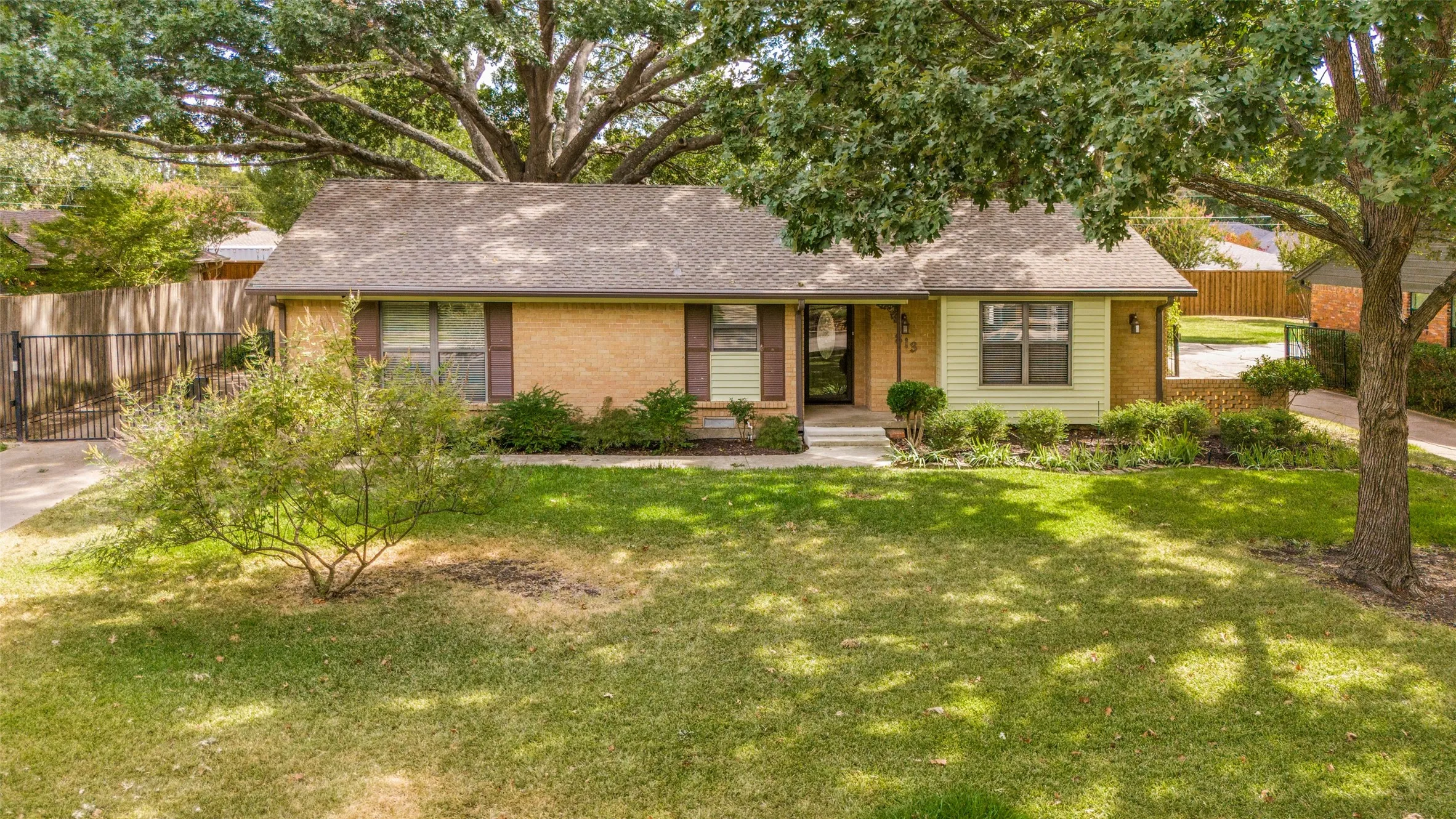 Single Family Residence For Sale in Dallas County , 813 Brookhurst Drive, Richardson, Texas 75080, 4 Bedroom, 3 Bathroom, 2 Garage spaces, 2,258 Sqft, built in 1961, mls#21372799, Real Estate Agent in Richardson, Homes For Sale in Dallas county, Homes For Sale in Richardson, Realtor in Richardson Texas, Real Estate Brokerage Independent Realty Texas, Luminita Cordes Realtor