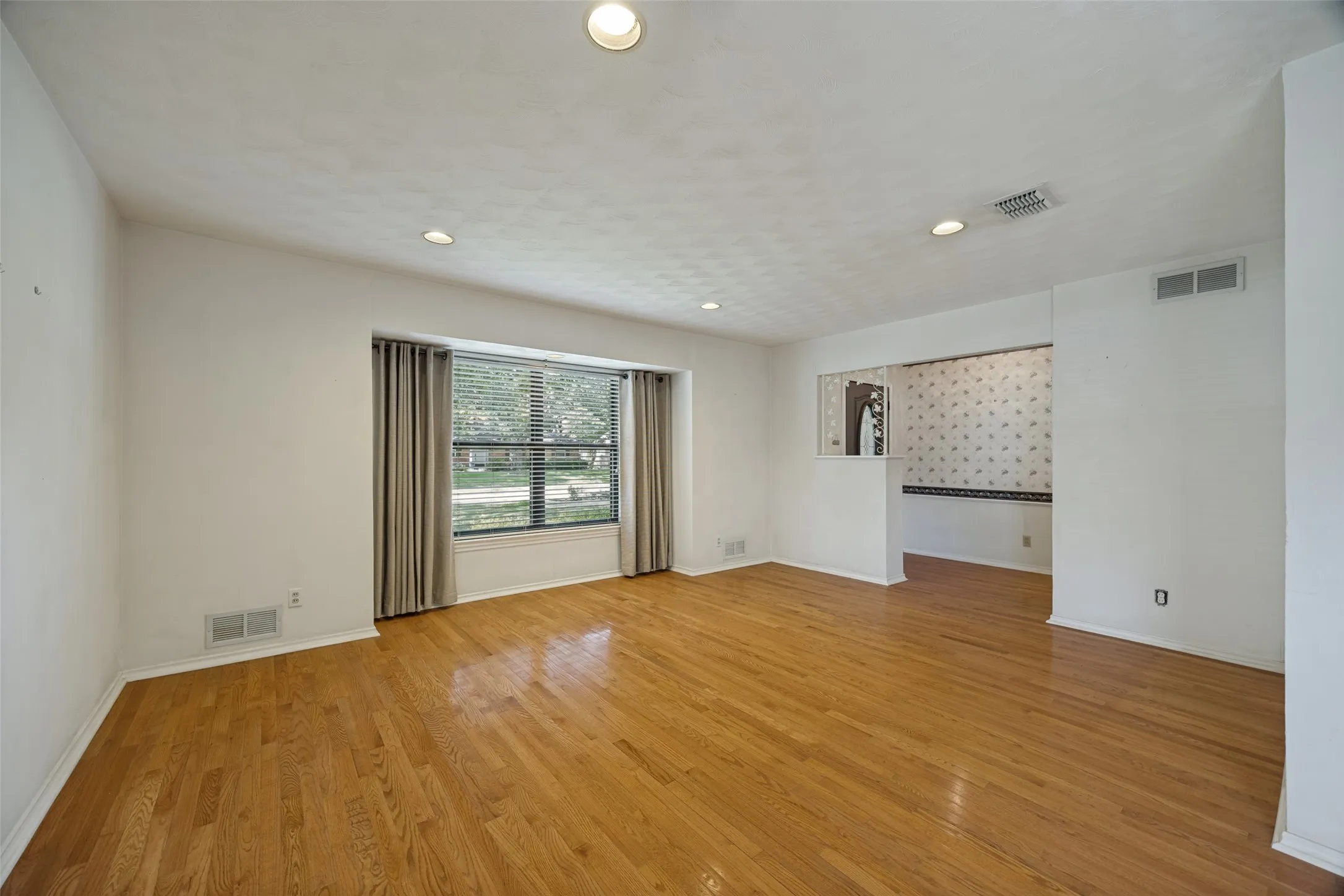 Single Family Residence For Sale in Dallas County , 813 Brookhurst Drive, Richardson, Texas 75080, 4 Bedroom, 3 Bathroom, 2 Garage spaces, 2,258 Sqft, built in 1961, mls#21372799, Real Estate Agent in Richardson, Homes For Sale in Dallas county, Homes For Sale in Richardson, Realtor in Richardson Texas, Real Estate Brokerage Independent Realty Texas, Luminita Cordes Realtor