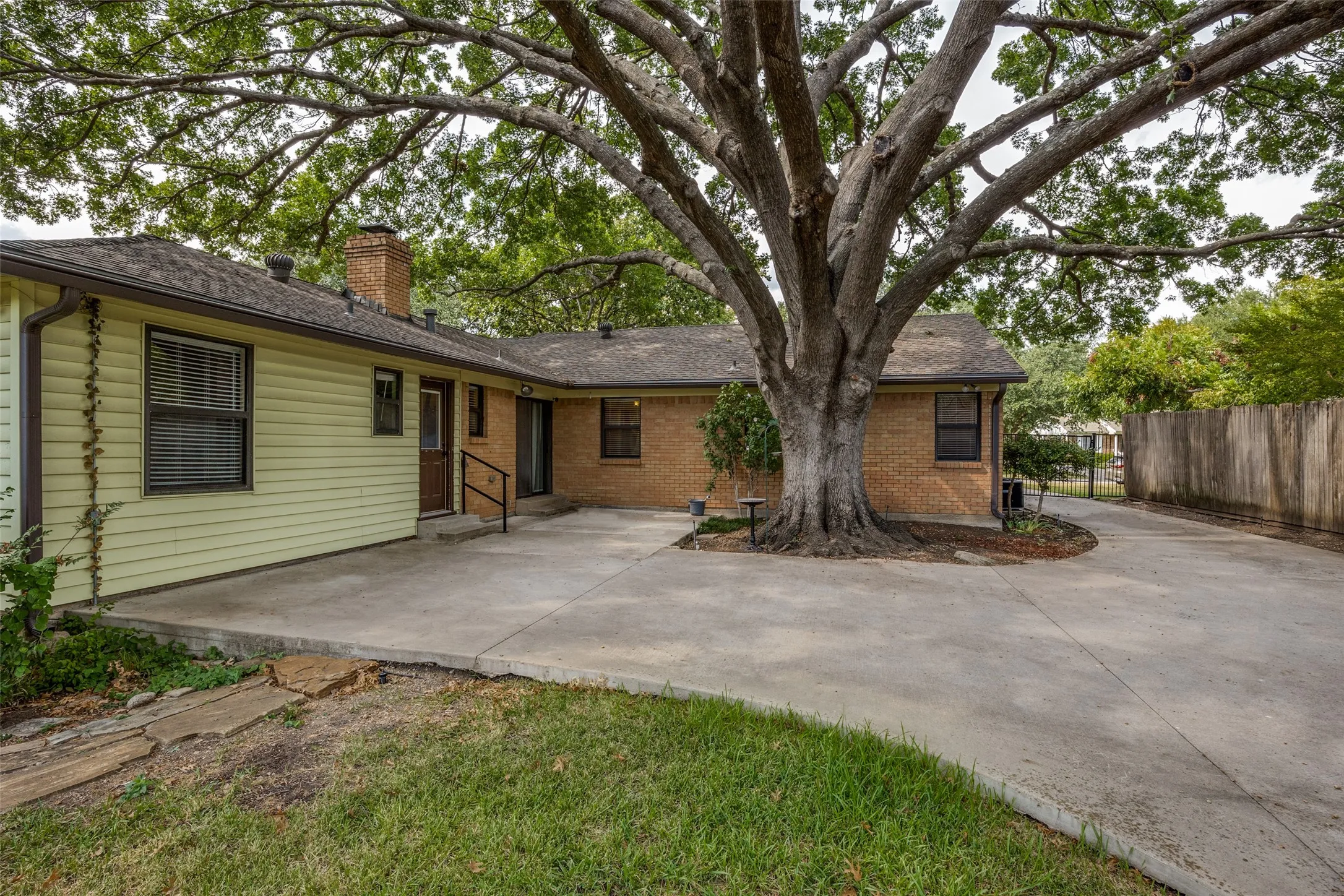 Single Family Residence For Sale in Dallas County , 813 Brookhurst Drive, Richardson, Texas 75080, 4 Bedroom, 3 Bathroom, 2 Garage spaces, 2,258 Sqft, built in 1961, mls#21372799, Real Estate Agent in Richardson, Homes For Sale in Dallas county, Homes For Sale in Richardson, Realtor in Richardson Texas, Real Estate Brokerage Independent Realty Texas, Luminita Cordes Realtor