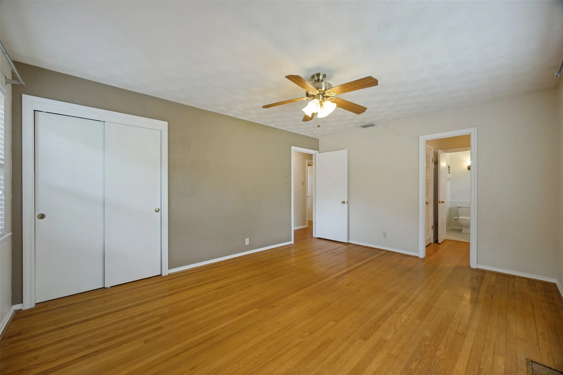 Single Family Residence For Sale in Dallas County , 813 Brookhurst Drive, Richardson, Texas 75080, 4 Bedroom, 3 Bathroom, 2 Garage spaces, 2,258 Sqft, built in 1961, mls#21372799, Real Estate Agent in Richardson, Homes For Sale in Dallas county, Homes For Sale in Richardson, Realtor in Richardson Texas, Real Estate Brokerage Independent Realty Texas, Luminita Cordes Realtor