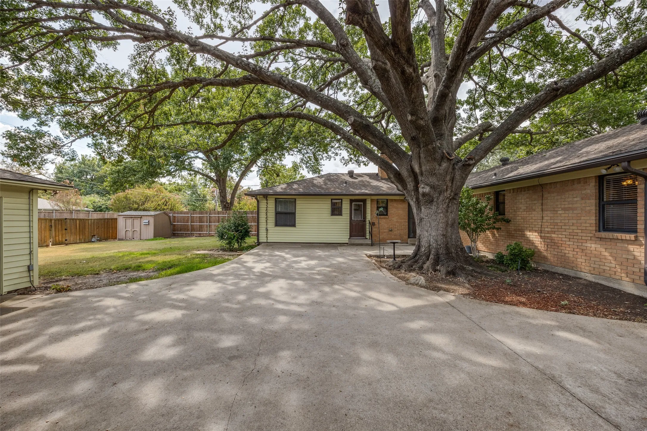 Single Family Residence For Sale in Dallas County , 813 Brookhurst Drive, Richardson, Texas 75080, 4 Bedroom, 3 Bathroom, 2 Garage spaces, 2,258 Sqft, built in 1961, mls#21372799, Real Estate Agent in Richardson, Homes For Sale in Dallas county, Homes For Sale in Richardson, Realtor in Richardson Texas, Real Estate Brokerage Independent Realty Texas, Luminita Cordes Realtor
