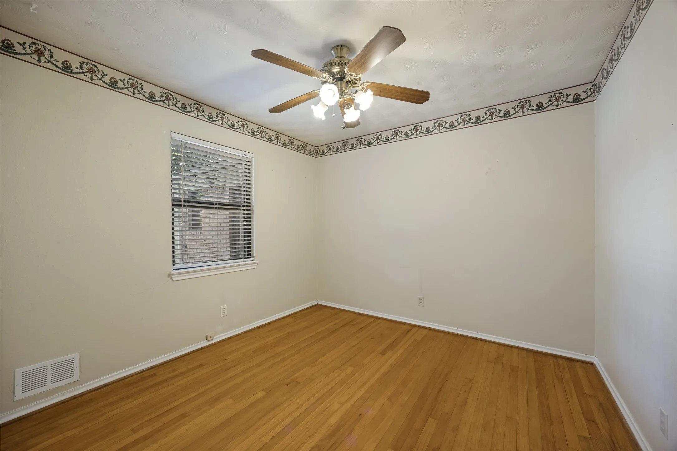 Single Family Residence For Sale in Dallas County , 813 Brookhurst Drive, Richardson, Texas 75080, 4 Bedroom, 3 Bathroom, 2 Garage spaces, 2,258 Sqft, built in 1961, mls#21372799, Real Estate Agent in Richardson, Homes For Sale in Dallas county, Homes For Sale in Richardson, Realtor in Richardson Texas, Real Estate Brokerage Independent Realty Texas, Luminita Cordes Realtor