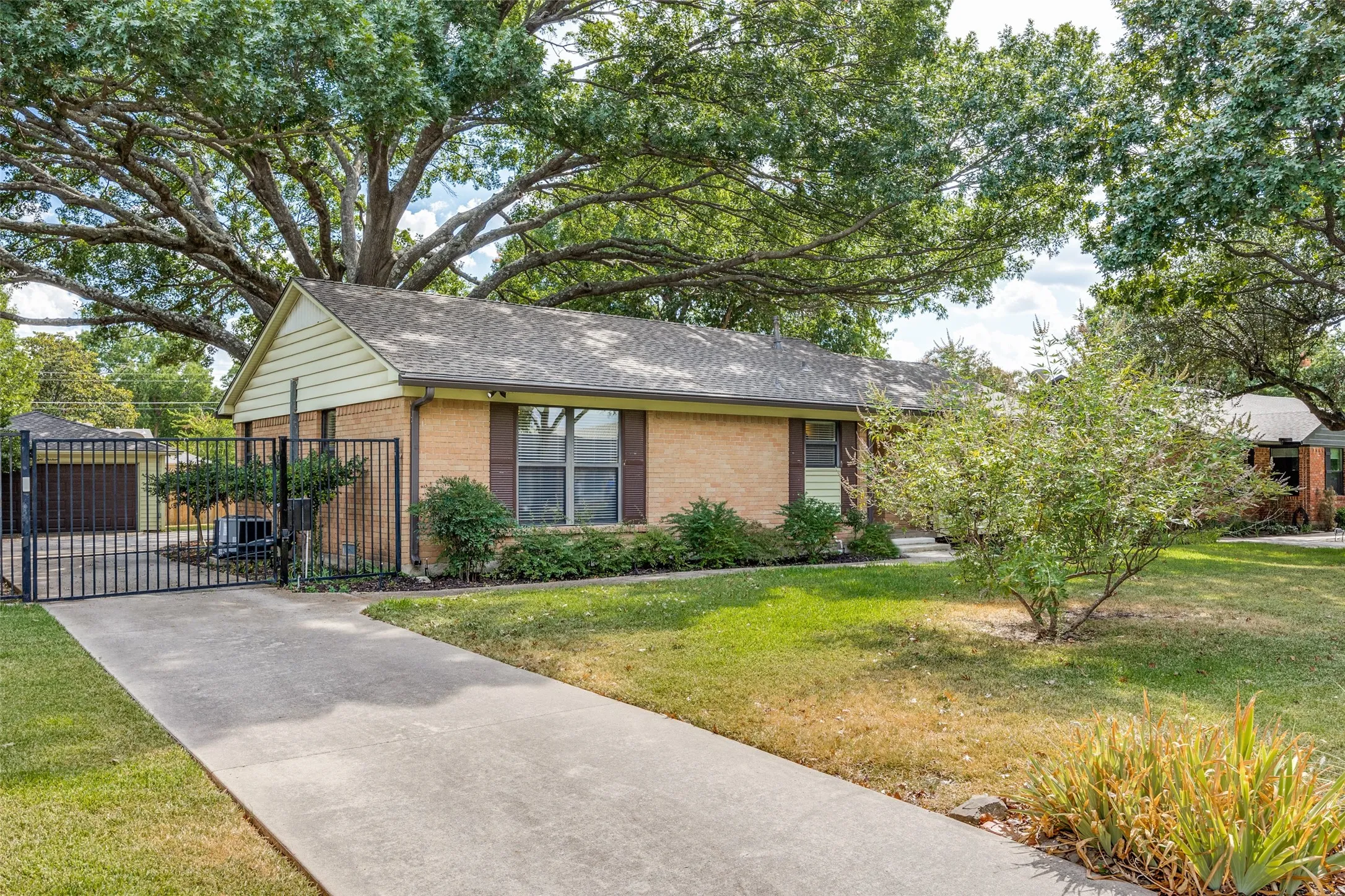 Single Family Residence For Sale in Dallas County , 813 Brookhurst Drive, Richardson, Texas 75080, 4 Bedroom, 3 Bathroom, 2 Garage spaces, 2,258 Sqft, built in 1961, mls#21372799, Real Estate Agent in Richardson, Homes For Sale in Dallas county, Homes For Sale in Richardson, Realtor in Richardson Texas, Real Estate Brokerage Independent Realty Texas, Luminita Cordes Realtor