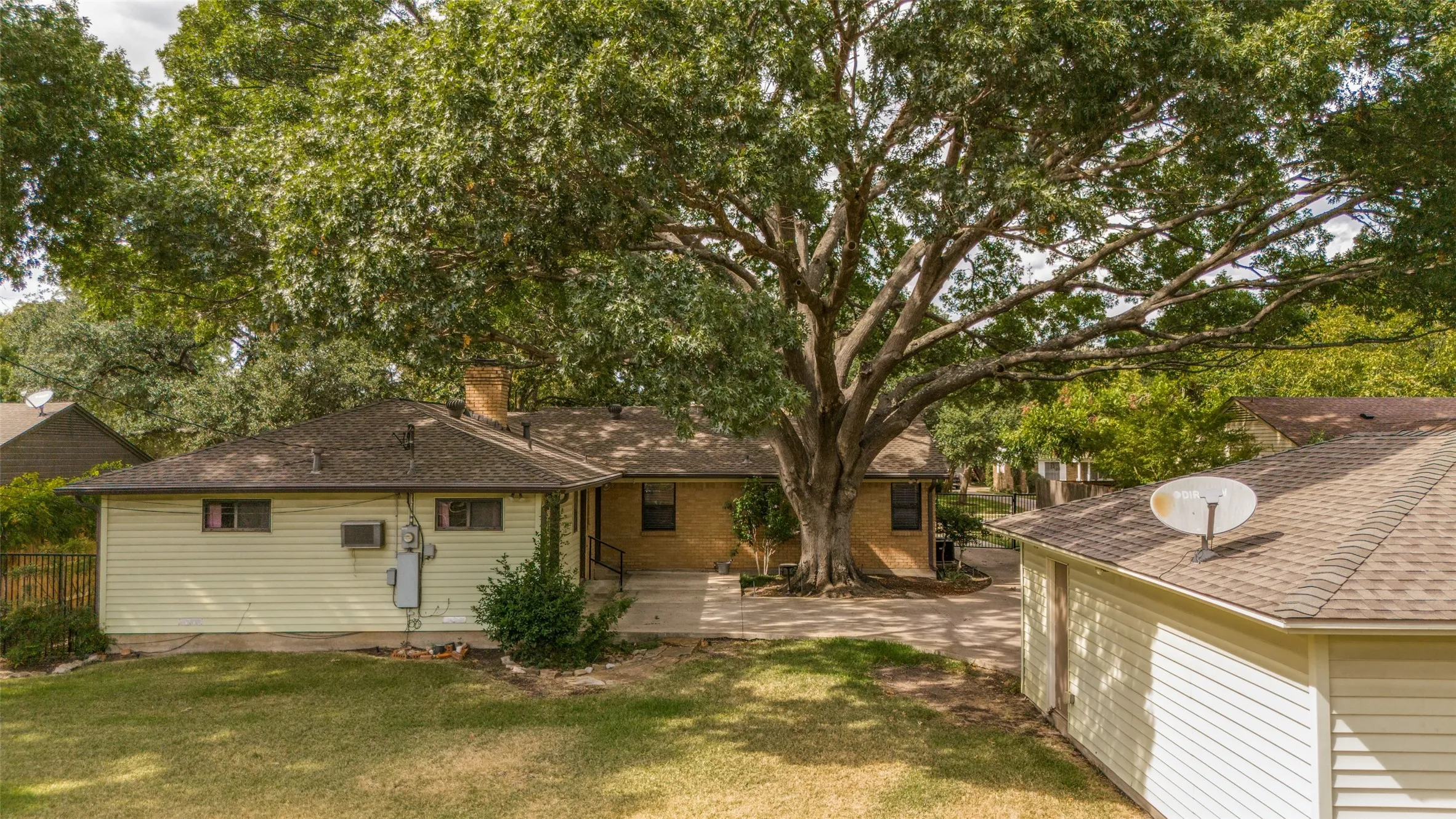Single Family Residence For Sale in Dallas County , 813 Brookhurst Drive, Richardson, Texas 75080, 4 Bedroom, 3 Bathroom, 2 Garage spaces, 2,258 Sqft, built in 1961, mls#21372799, Real Estate Agent in Richardson, Homes For Sale in Dallas county, Homes For Sale in Richardson, Realtor in Richardson Texas, Real Estate Brokerage Independent Realty Texas, Luminita Cordes Realtor