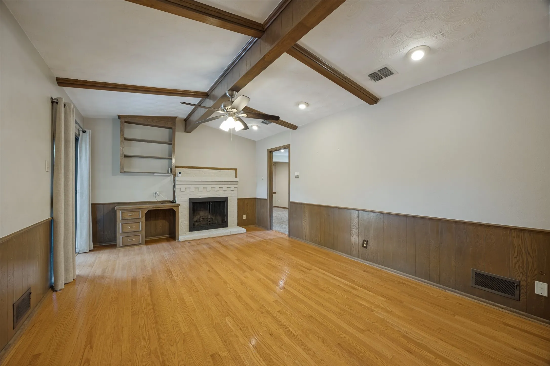 Single Family Residence For Sale in Dallas County , 813 Brookhurst Drive, Richardson, Texas 75080, 4 Bedroom, 3 Bathroom, 2 Garage spaces, 2,258 Sqft, built in 1961, mls#21372799, Real Estate Agent in Richardson, Homes For Sale in Dallas county, Homes For Sale in Richardson, Realtor in Richardson Texas, Real Estate Brokerage Independent Realty Texas, Luminita Cordes Realtor