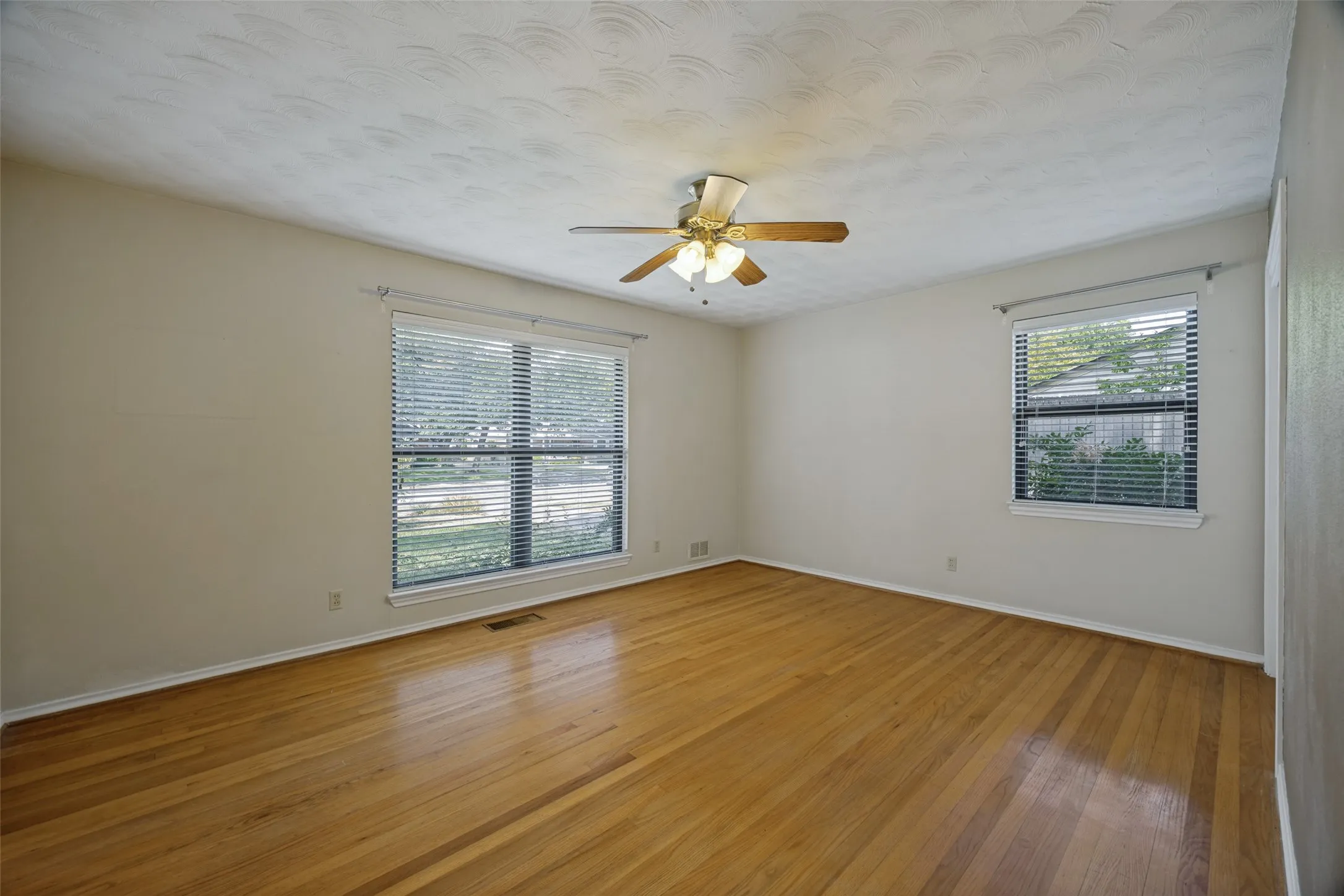 Single Family Residence For Sale in Dallas County , 813 Brookhurst Drive, Richardson, Texas 75080, 4 Bedroom, 3 Bathroom, 2 Garage spaces, 2,258 Sqft, built in 1961, mls#21372799, Real Estate Agent in Richardson, Homes For Sale in Dallas county, Homes For Sale in Richardson, Realtor in Richardson Texas, Real Estate Brokerage Independent Realty Texas, Luminita Cordes Realtor