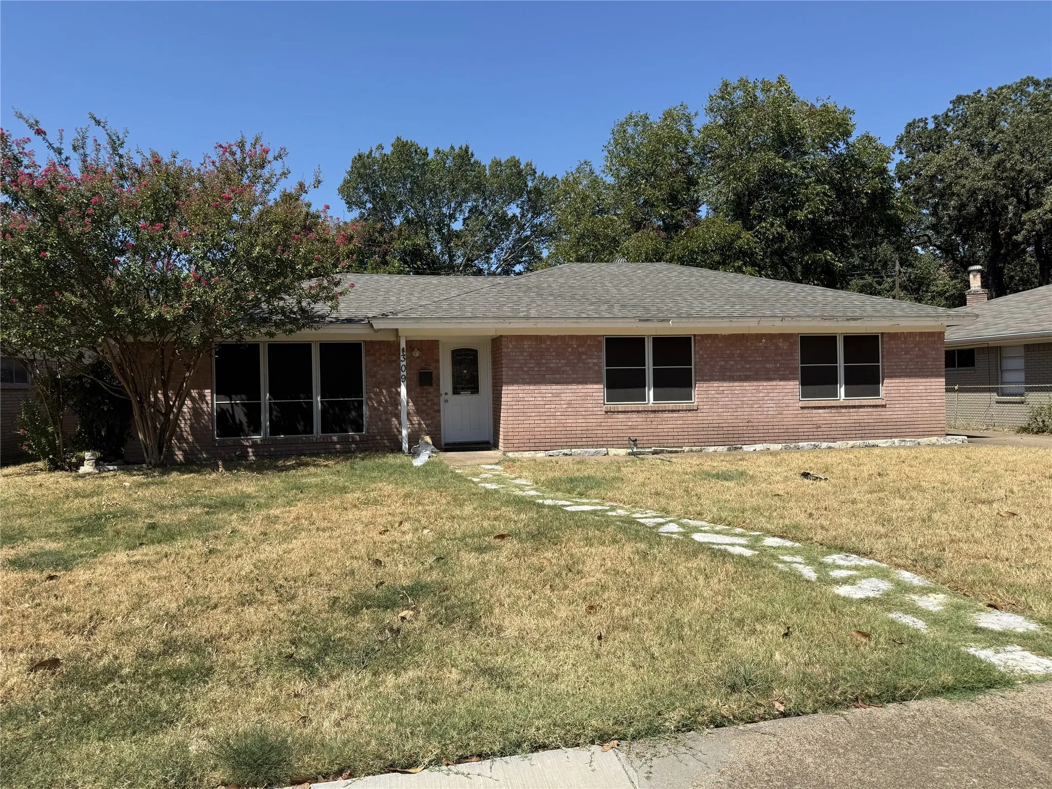 Single Family Residence For Rent in Dallas County , 309 Nottingham Drive, Irving, Texas 75061, 4 Bedroom, 2 Bathroom, 2 Garage spaces, 1,551 Sqft, built in 1961, mls#21385055, Real Estate Agent in Irving, Homes For Rent in Dallas county, Homes For Rent in Irving, Realtor in Irving Texas, Real Estate Brokerage Independent Realty Texas, Luminita Cordes Realtor