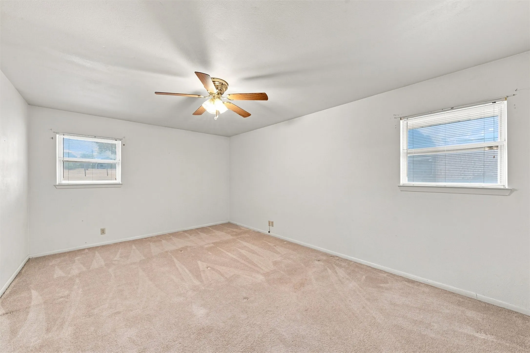 Single Family Residence For Sale in Bell County , 484 Thompson Road, Troy, Texas 76579, 3 Bedroom, 2 Bathroom, 2 Garage spaces, 1,642 Sqft, built in 1977, mls#21383199, Real Estate Agent in Troy, Homes For Sale in Bell county, Homes For Sale in Troy, Realtor in Troy Texas, Real Estate Brokerage Independent Realty Texas, Luminita Cordes Realtor