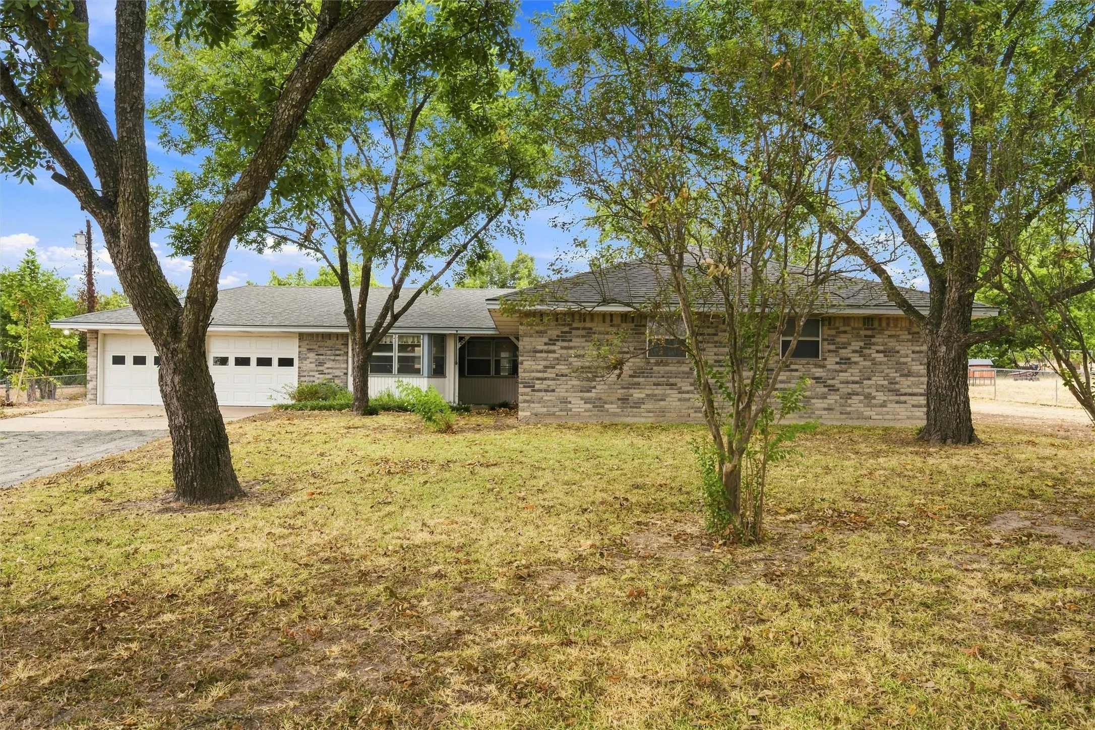 Single Family Residence For Sale in Bell County , 484 Thompson Road, Troy, Texas 76579, 3 Bedroom, 2 Bathroom, 2 Garage spaces, 1,642 Sqft, built in 1977, mls#21383199, Real Estate Agent in Troy, Homes For Sale in Bell county, Homes For Sale in Troy, Realtor in Troy Texas, Real Estate Brokerage Independent Realty Texas, Luminita Cordes Realtor