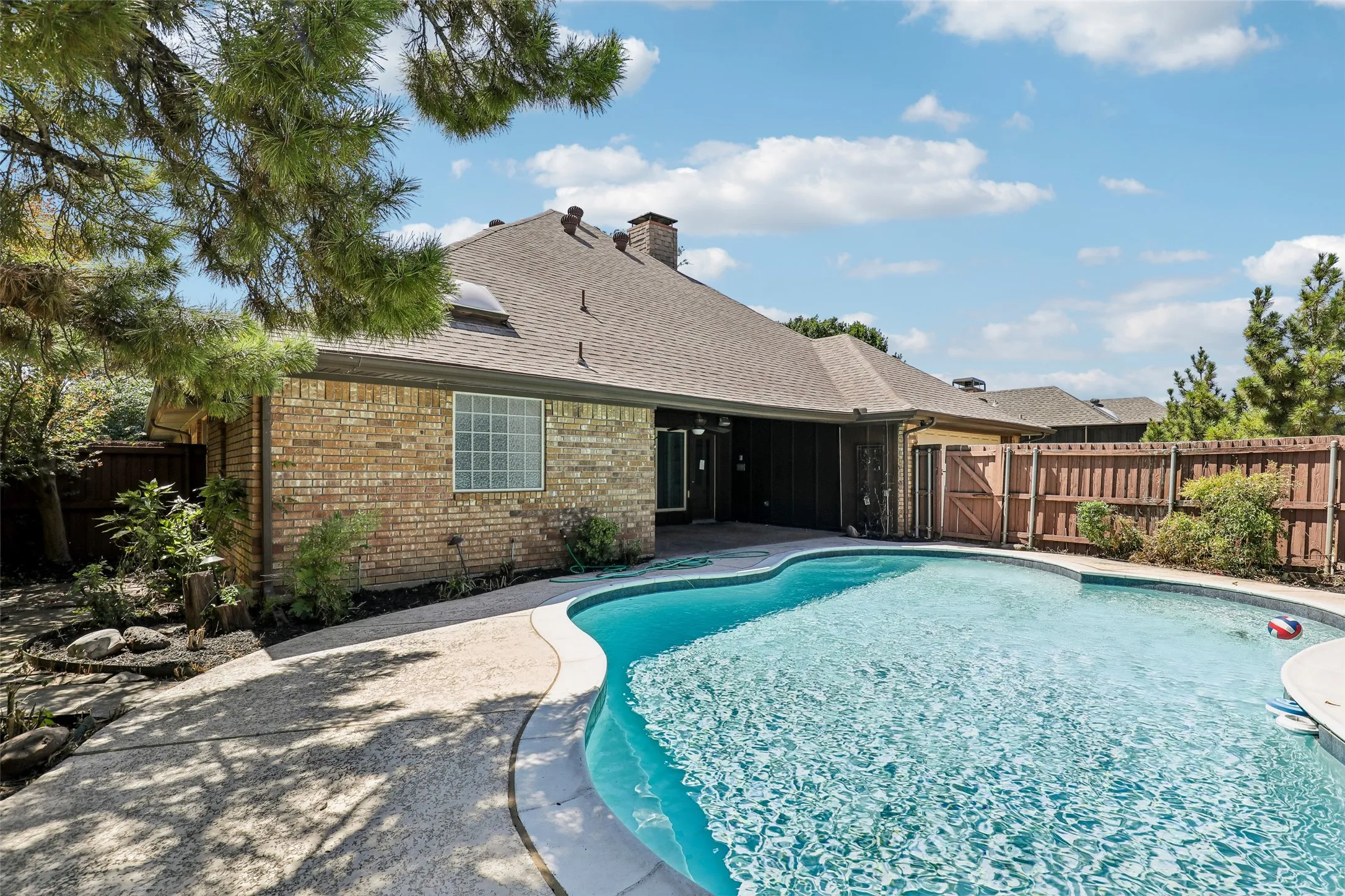 Single Family Residence For Sale in Collin County , 2321 Piedra Drive, Plano, Texas 75023, 4 Bedroom, 2 Bathroom, 2 Garage spaces, 2,184 Sqft, built in 1983, mls#21380885, Real Estate Agent in Plano, Homes For Sale in Collin county, Homes For Sale in Plano, Realtor in Plano Texas, Real Estate Brokerage Independent Realty Texas, Luminita Cordes Realtor