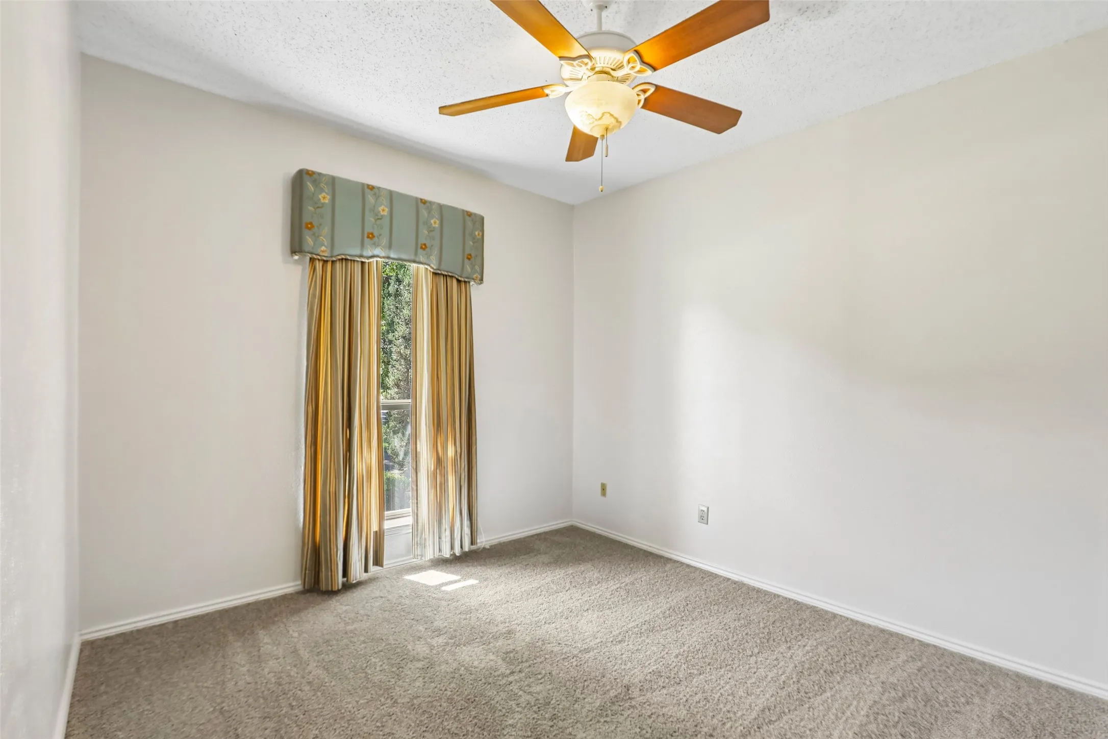 Single Family Residence For Sale in Collin County , 2321 Piedra Drive, Plano, Texas 75023, 4 Bedroom, 2 Bathroom, 2 Garage spaces, 2,184 Sqft, built in 1983, mls#21380885, Real Estate Agent in Plano, Homes For Sale in Collin county, Homes For Sale in Plano, Realtor in Plano Texas, Real Estate Brokerage Independent Realty Texas, Luminita Cordes Realtor