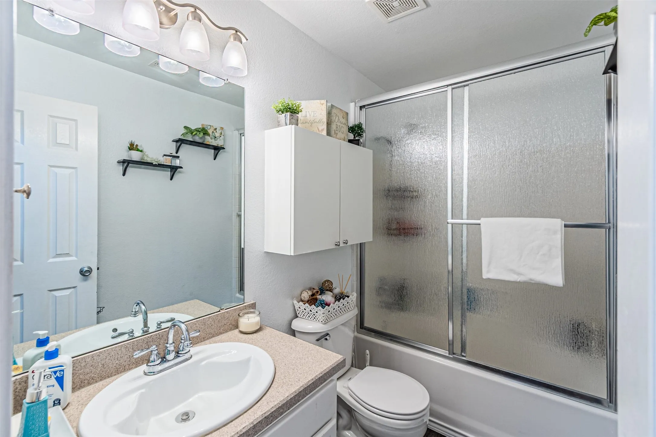 Single Family Residence For Sale in Kaufman County , 114 Freedom Trail, Forney, Texas 75126, 3 Bedroom, 2 Bathroom, 2 Garage spaces, 1,832 Sqft, built in 2004, mls#21383686, Real Estate Agent in Forney, Homes For Sale in Kaufman county, Homes For Sale in Forney, Realtor in Forney Texas, Real Estate Brokerage Independent Realty Texas, Luminita Cordes Realtor