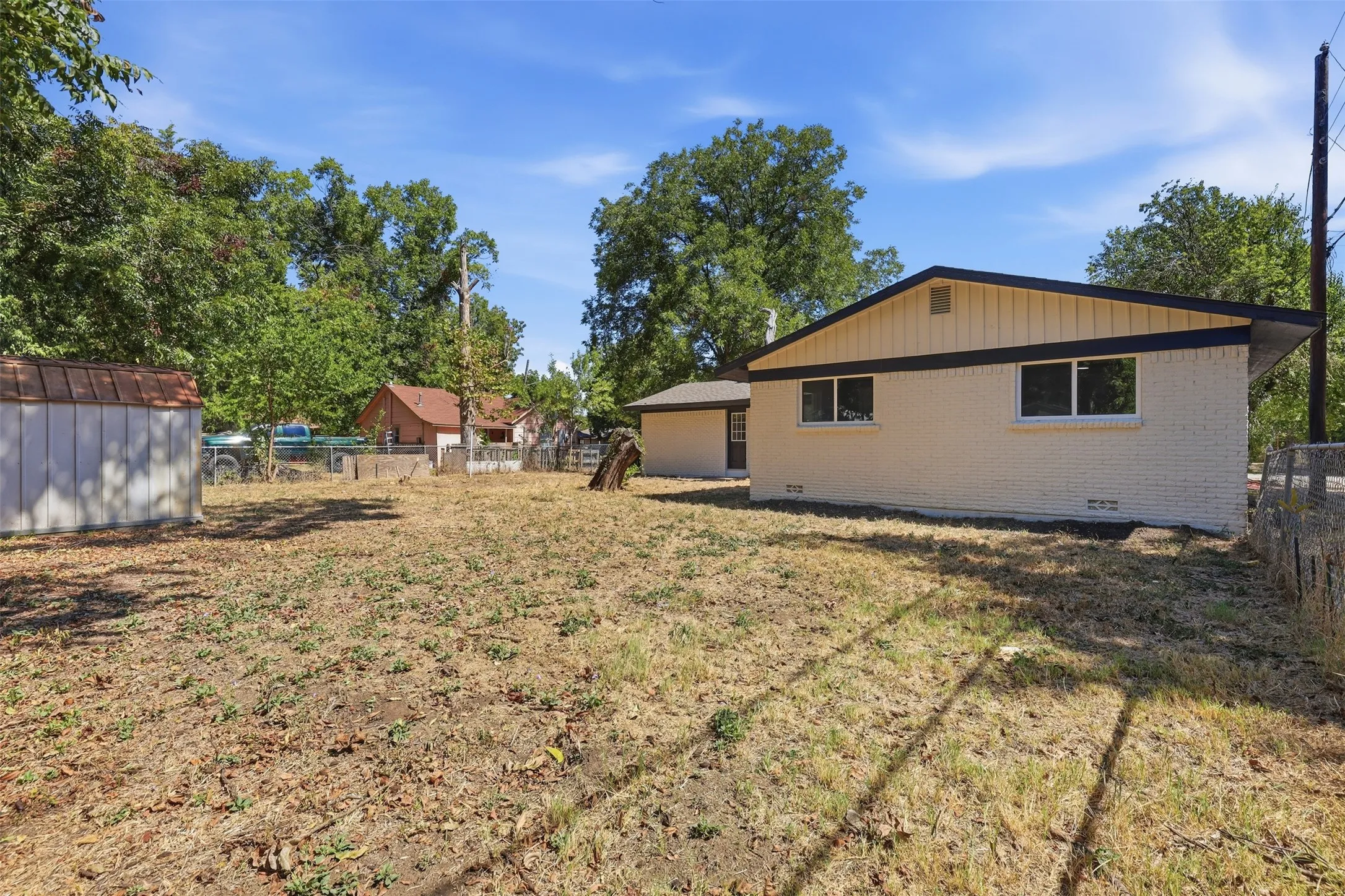 Single Family Residence For Sale in Johnson County , 905 N Wood Street, Cleburne, Texas 76033, 4 Bedroom, 3 Bathroom, Garage spaces, 1,704 Sqft, built in 1965, mls#21384994, Real Estate Agent in Cleburne, Homes For Sale in Johnson county, Homes For Sale in Cleburne, Realtor in Cleburne Texas, Real Estate Brokerage Independent Realty Texas, Luminita Cordes Realtor