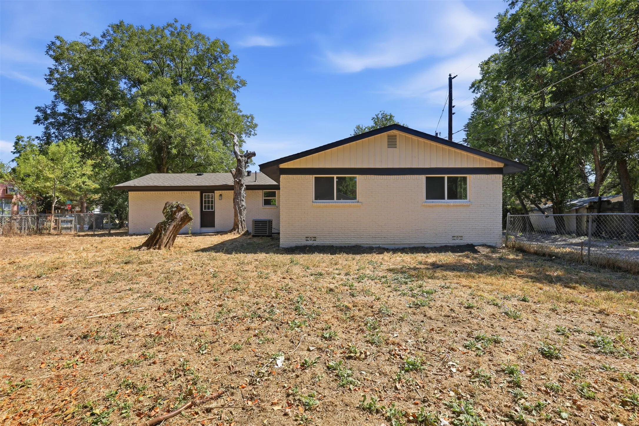 Single Family Residence For Sale in Johnson County , 905 N Wood Street, Cleburne, Texas 76033, 4 Bedroom, 3 Bathroom, Garage spaces, 1,704 Sqft, built in 1965, mls#21384994, Real Estate Agent in Cleburne, Homes For Sale in Johnson county, Homes For Sale in Cleburne, Realtor in Cleburne Texas, Real Estate Brokerage Independent Realty Texas, Luminita Cordes Realtor