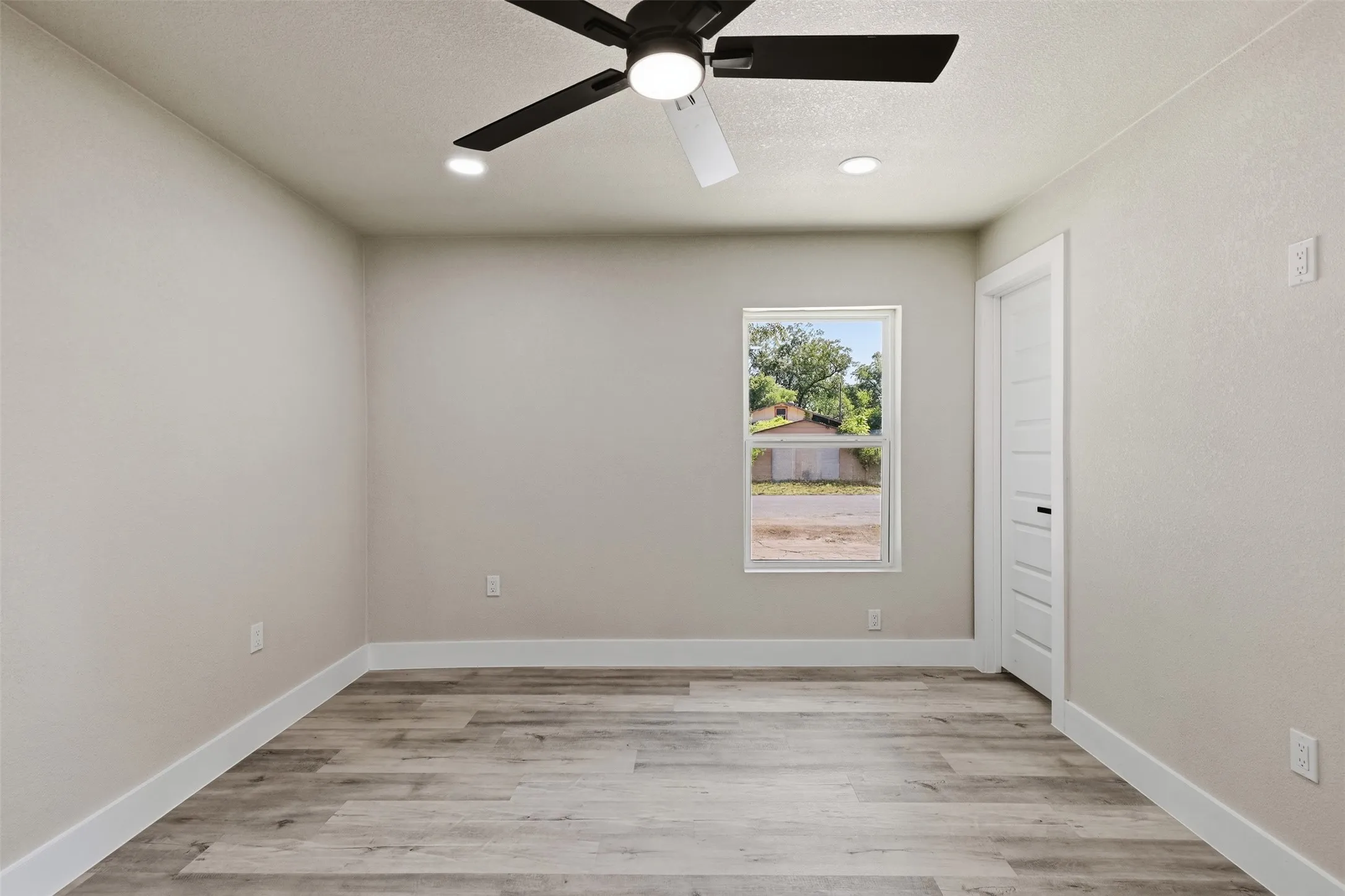 Single Family Residence For Sale in Johnson County , 905 N Wood Street, Cleburne, Texas 76033, 4 Bedroom, 3 Bathroom, Garage spaces, 1,704 Sqft, built in 1965, mls#21384994, Real Estate Agent in Cleburne, Homes For Sale in Johnson county, Homes For Sale in Cleburne, Realtor in Cleburne Texas, Real Estate Brokerage Independent Realty Texas, Luminita Cordes Realtor
