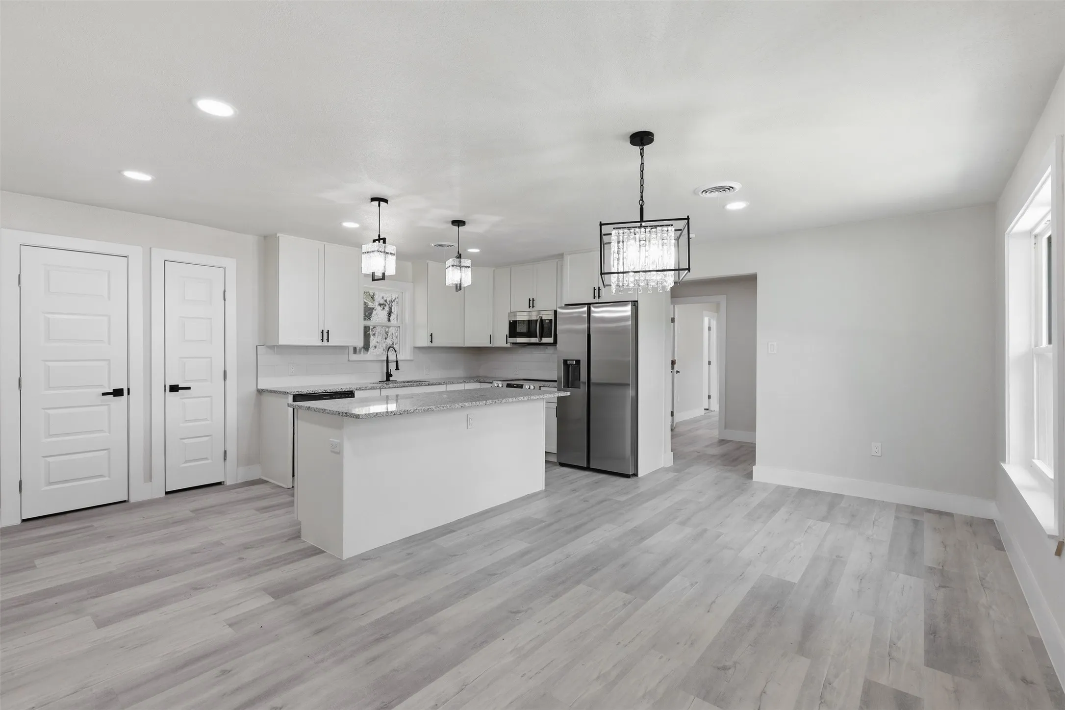 Single Family Residence For Sale in Johnson County , 905 N Wood Street, Cleburne, Texas 76033, 4 Bedroom, 3 Bathroom, Garage spaces, 1,704 Sqft, built in 1965, mls#21384994, Real Estate Agent in Cleburne, Homes For Sale in Johnson county, Homes For Sale in Cleburne, Realtor in Cleburne Texas, Real Estate Brokerage Independent Realty Texas, Luminita Cordes Realtor