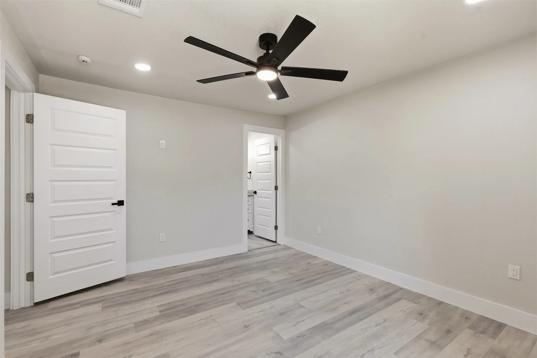 Single Family Residence For Sale in Johnson County , 905 N Wood Street, Cleburne, Texas 76033, 4 Bedroom, 3 Bathroom, Garage spaces, 1,704 Sqft, built in 1965, mls#21384994, Real Estate Agent in Cleburne, Homes For Sale in Johnson county, Homes For Sale in Cleburne, Realtor in Cleburne Texas, Real Estate Brokerage Independent Realty Texas, Luminita Cordes Realtor