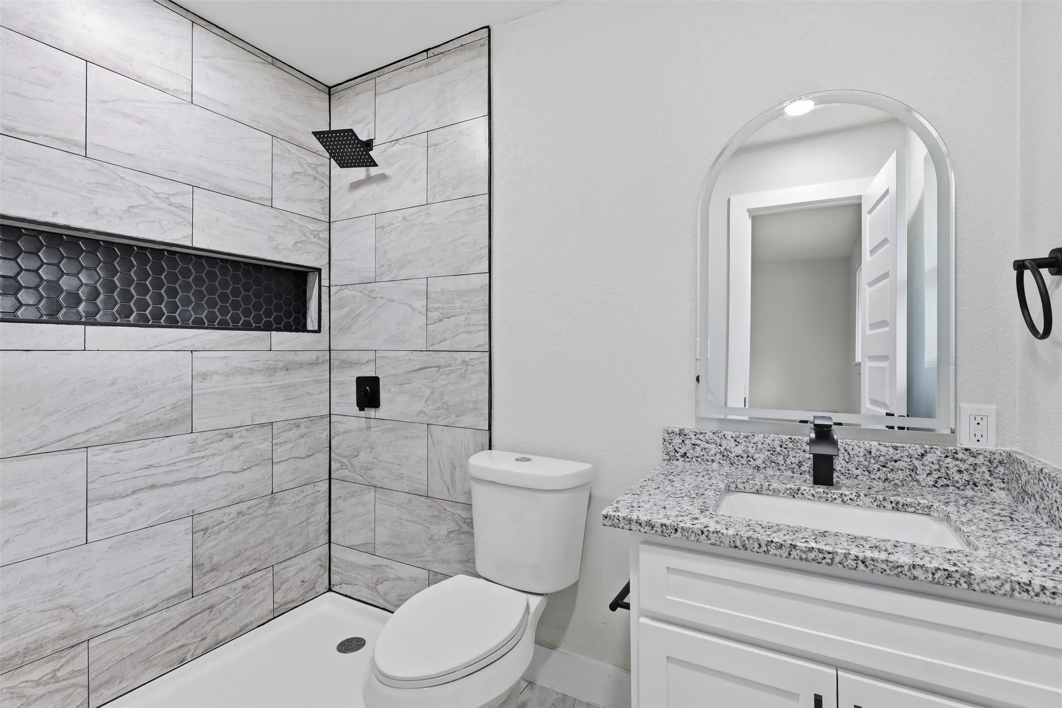 Single Family Residence For Sale in Johnson County , 905 N Wood Street, Cleburne, Texas 76033, 4 Bedroom, 3 Bathroom, Garage spaces, 1,704 Sqft, built in 1965, mls#21384994, Real Estate Agent in Cleburne, Homes For Sale in Johnson county, Homes For Sale in Cleburne, Realtor in Cleburne Texas, Real Estate Brokerage Independent Realty Texas, Luminita Cordes Realtor