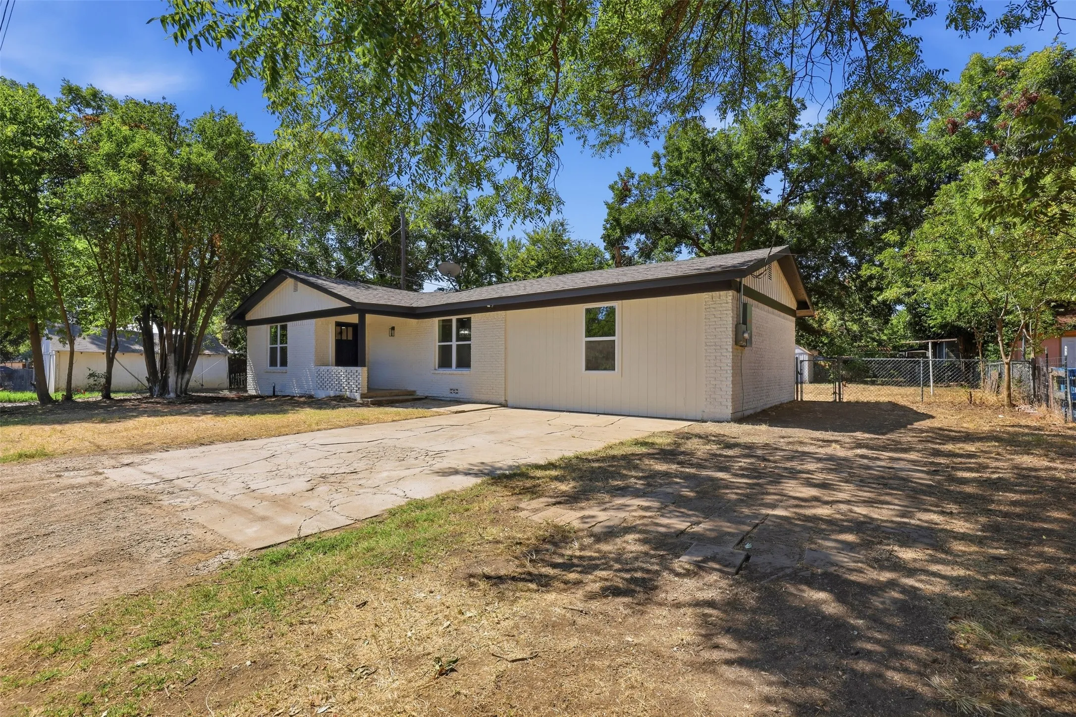 Single Family Residence For Sale in Johnson County , 905 N Wood Street, Cleburne, Texas 76033, 4 Bedroom, 3 Bathroom, Garage spaces, 1,704 Sqft, built in 1965, mls#21384994, Real Estate Agent in Cleburne, Homes For Sale in Johnson county, Homes For Sale in Cleburne, Realtor in Cleburne Texas, Real Estate Brokerage Independent Realty Texas, Luminita Cordes Realtor