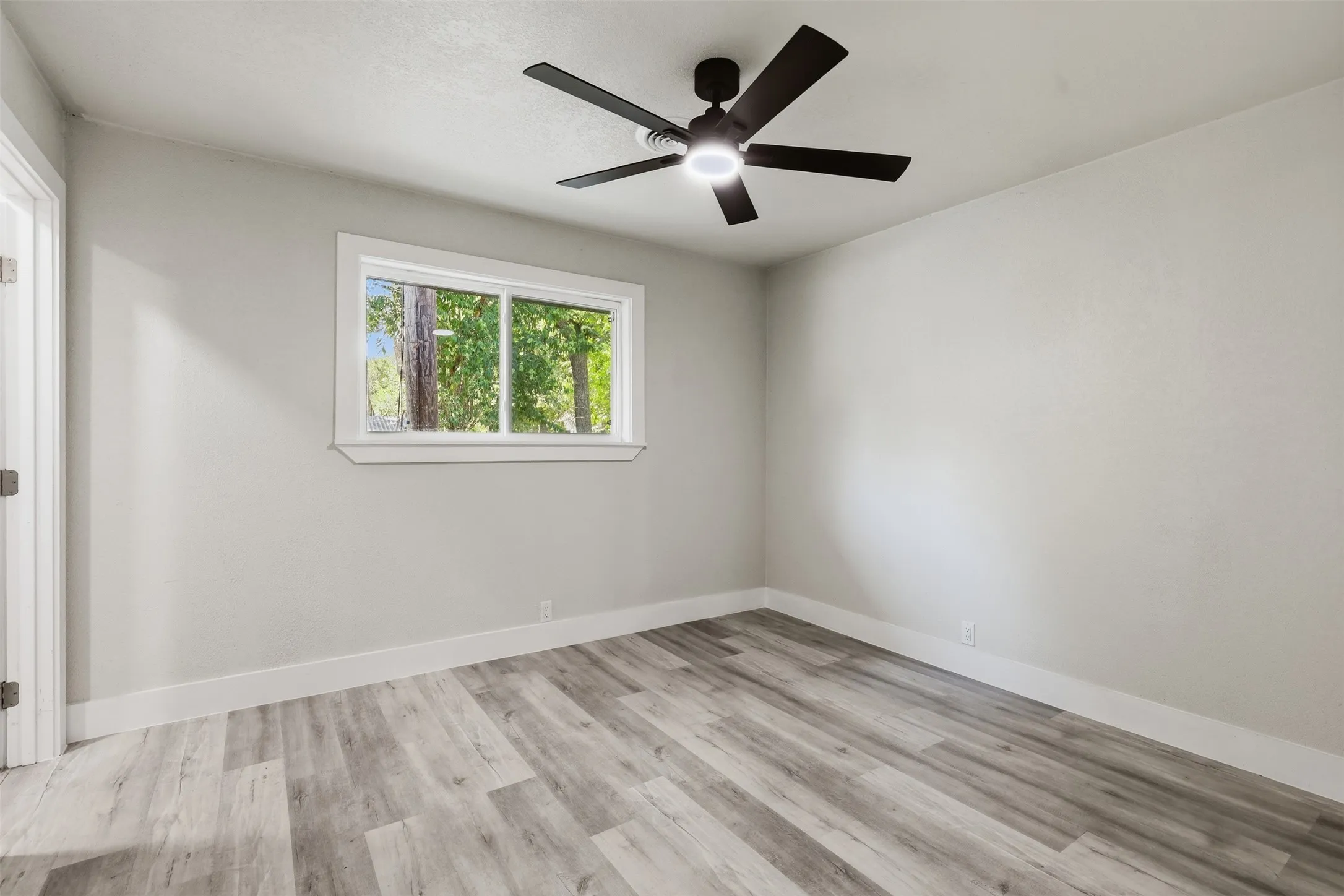 Single Family Residence For Sale in Johnson County , 905 N Wood Street, Cleburne, Texas 76033, 4 Bedroom, 3 Bathroom, Garage spaces, 1,704 Sqft, built in 1965, mls#21384994, Real Estate Agent in Cleburne, Homes For Sale in Johnson county, Homes For Sale in Cleburne, Realtor in Cleburne Texas, Real Estate Brokerage Independent Realty Texas, Luminita Cordes Realtor