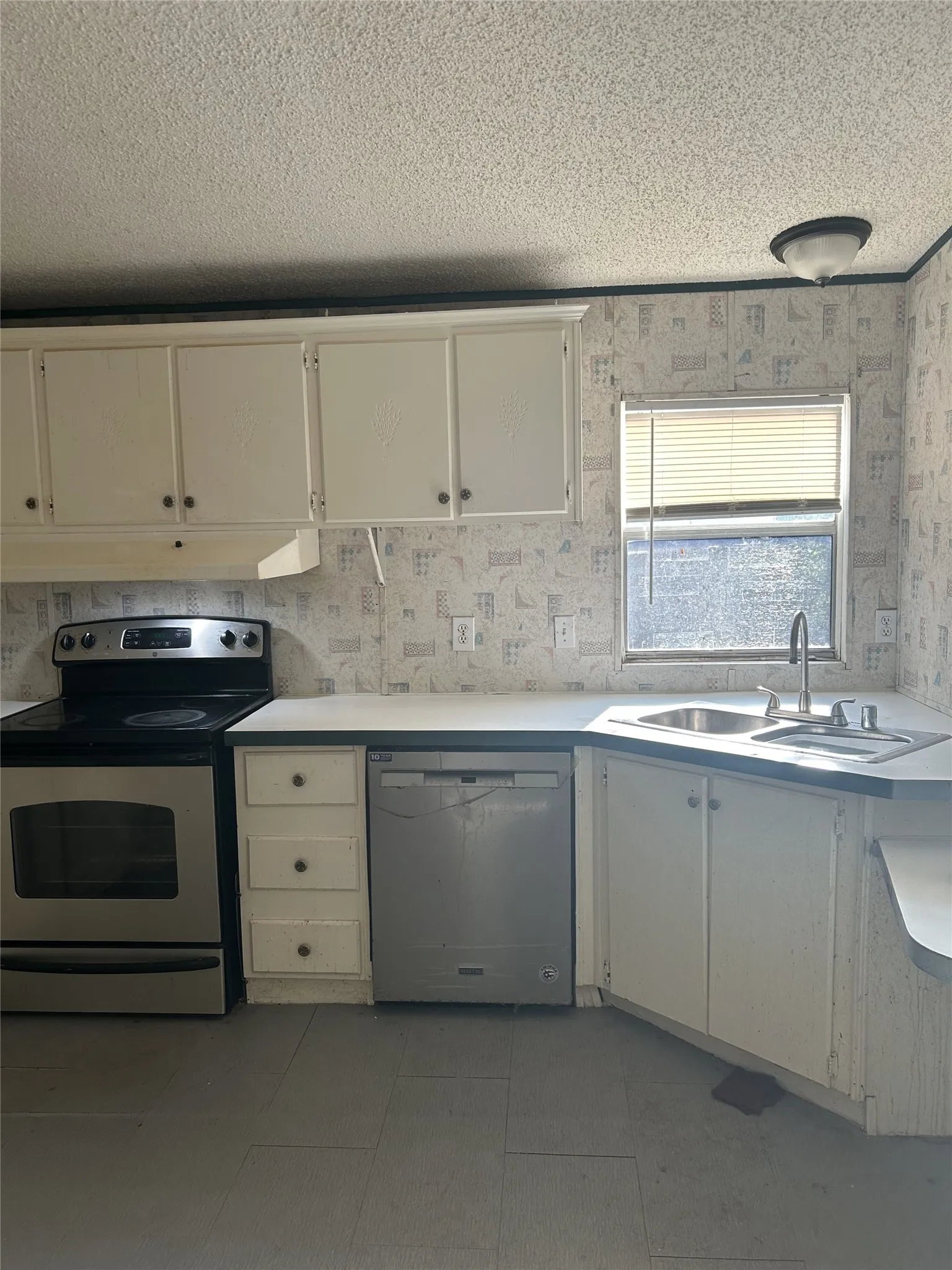 Mobile Home For Sale in Dallas County , 2751 Breezewood Lane, Lancaster, Texas 75146, 2 Bedroom, 2 Bathroom, Garage spaces, 960 Sqft, built in 1994, mls#21385062, Real Estate Agent in Lancaster, Homes For Sale in Dallas county, Homes For Sale in Lancaster, Realtor in Lancaster Texas, Real Estate Brokerage Independent Realty Texas, Luminita Cordes Realtor
