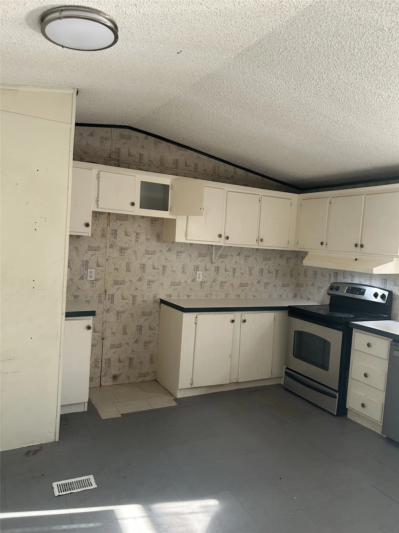 Mobile Home For Sale in Dallas County , 2751 Breezewood Lane, Lancaster, Texas 75146, 2 Bedroom, 2 Bathroom, Garage spaces, 960 Sqft, built in 1994, mls#21385062, Real Estate Agent in Lancaster, Homes For Sale in Dallas county, Homes For Sale in Lancaster, Realtor in Lancaster Texas, Real Estate Brokerage Independent Realty Texas, Luminita Cordes Realtor
