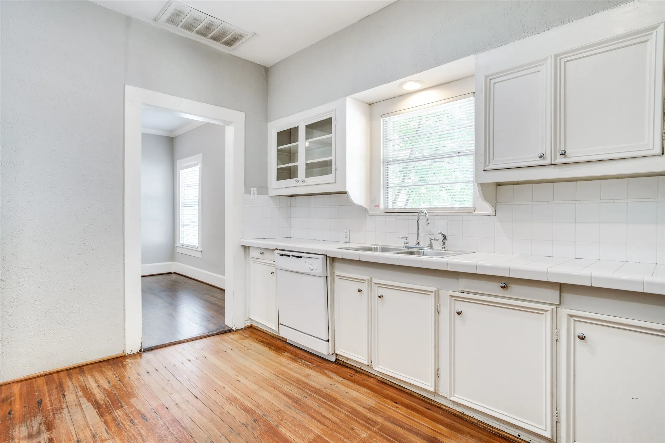 Single Family Residence For Rent in Dallas County , 5415 Bonita Avenue, Dallas, Texas 75206, 3 Bedroom, 3 Bathroom, 2 Garage spaces, 1,722 Sqft, built in 1940, mls#21384789, Real Estate Agent in Dallas, Homes For Rent in Dallas county, Homes For Rent in Dallas, Realtor in Dallas Texas, Real Estate Brokerage Independent Realty Texas, Luminita Cordes Realtor