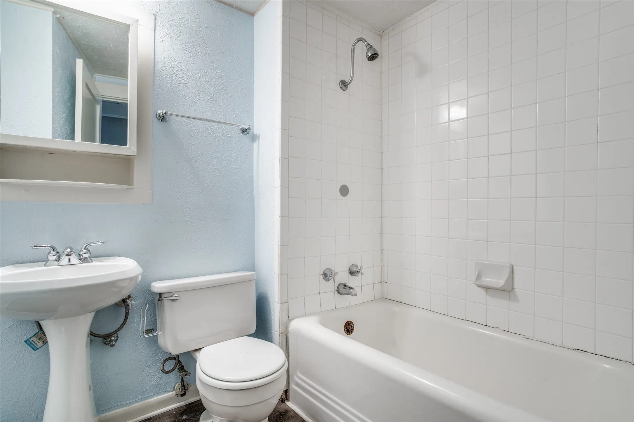 Single Family Residence For Rent in Dallas County , 5415 Bonita Avenue, Dallas, Texas 75206, 3 Bedroom, 3 Bathroom, 2 Garage spaces, 1,722 Sqft, built in 1940, mls#21384789, Real Estate Agent in Dallas, Homes For Rent in Dallas county, Homes For Rent in Dallas, Realtor in Dallas Texas, Real Estate Brokerage Independent Realty Texas, Luminita Cordes Realtor