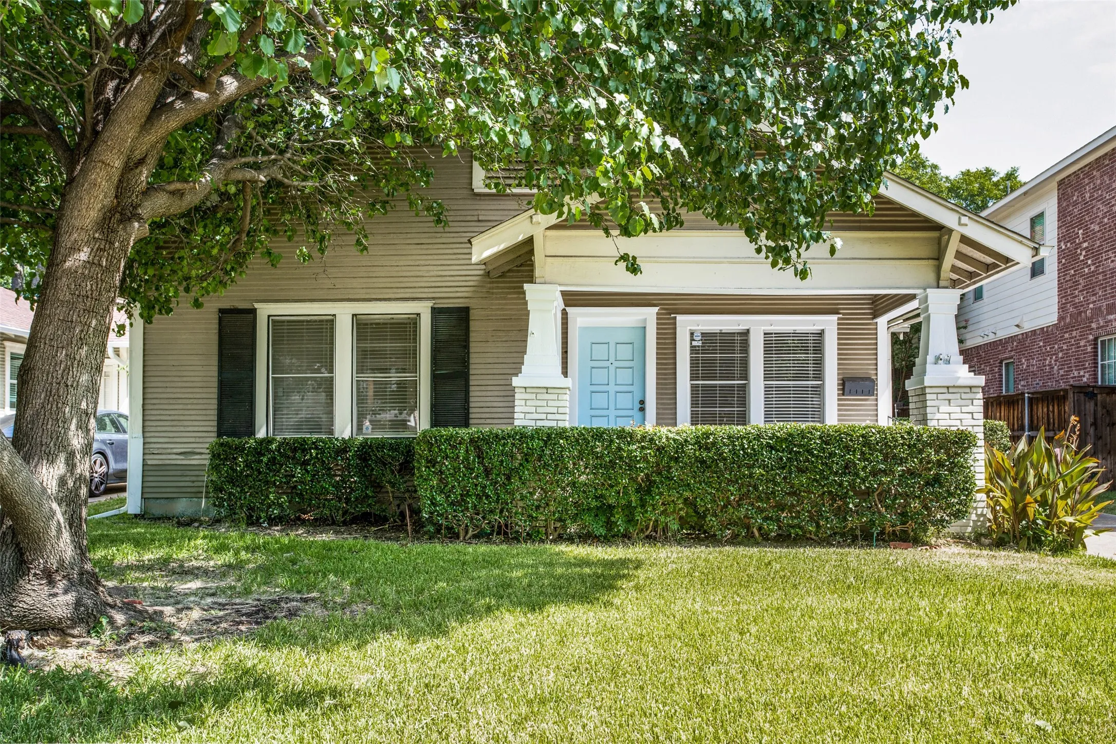 Single Family Residence For Rent in Dallas County , 5415 Bonita Avenue, Dallas, Texas 75206, 3 Bedroom, 3 Bathroom, 2 Garage spaces, 1,722 Sqft, built in 1940, mls#21384789, Real Estate Agent in Dallas, Homes For Rent in Dallas county, Homes For Rent in Dallas, Realtor in Dallas Texas, Real Estate Brokerage Independent Realty Texas, Luminita Cordes Realtor