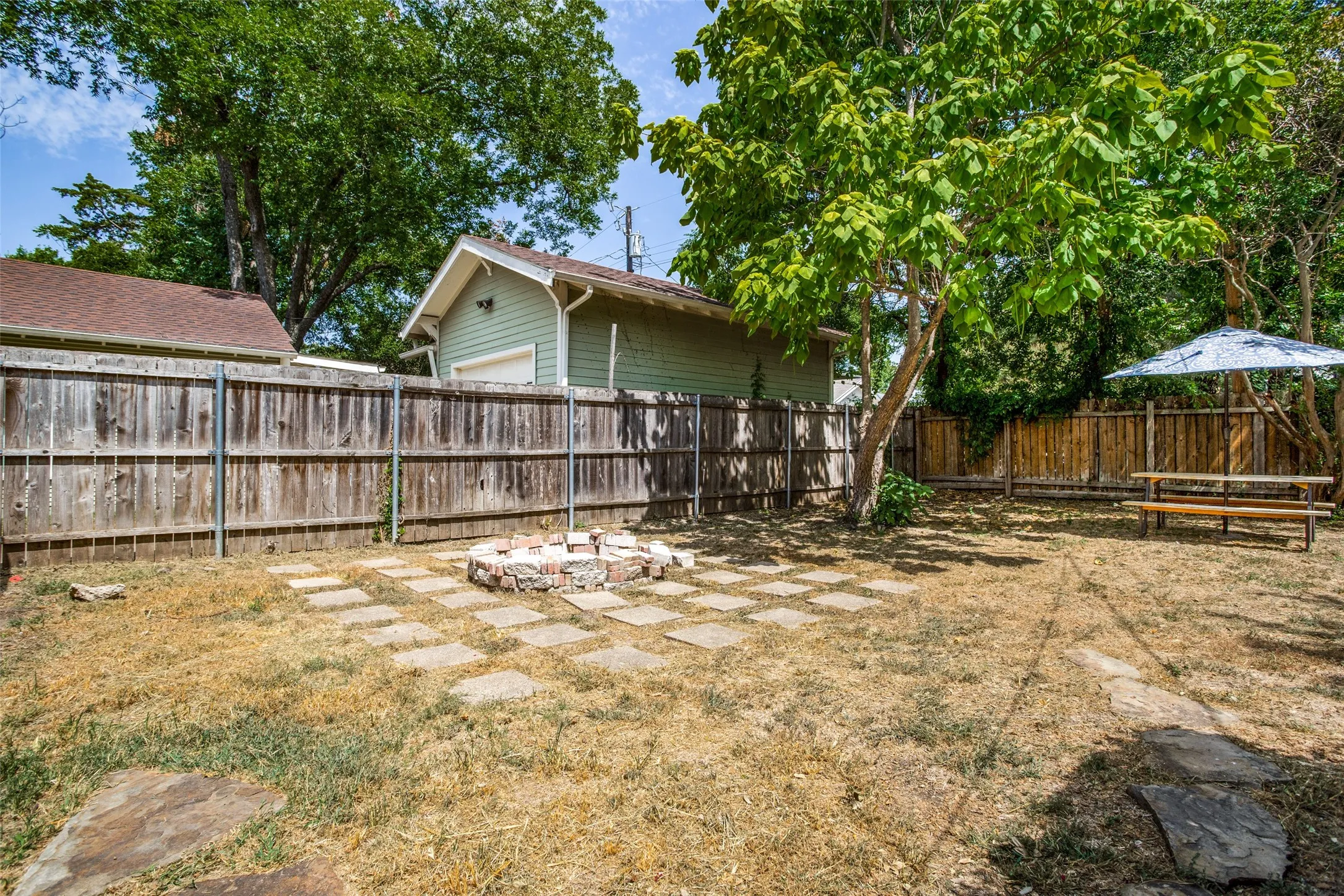 Single Family Residence For Rent in Dallas County , 5415 Bonita Avenue, Dallas, Texas 75206, 3 Bedroom, 3 Bathroom, 2 Garage spaces, 1,722 Sqft, built in 1940, mls#21384789, Real Estate Agent in Dallas, Homes For Rent in Dallas county, Homes For Rent in Dallas, Realtor in Dallas Texas, Real Estate Brokerage Independent Realty Texas, Luminita Cordes Realtor