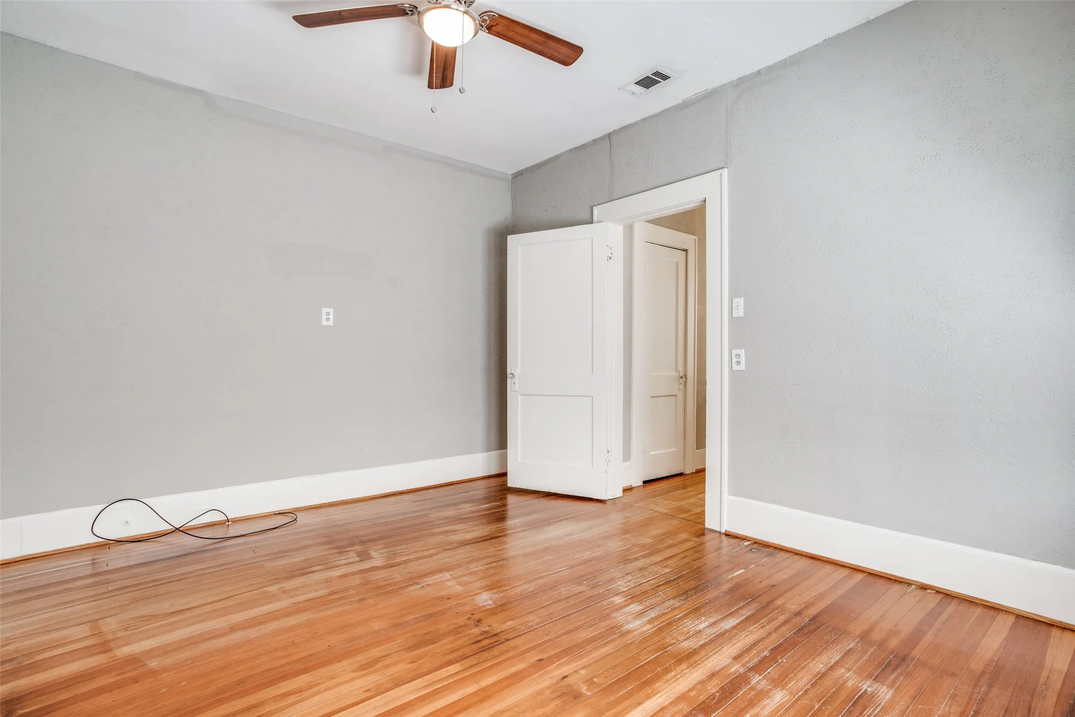 Single Family Residence For Rent in Dallas County , 5415 Bonita Avenue, Dallas, Texas 75206, 3 Bedroom, 3 Bathroom, 2 Garage spaces, 1,722 Sqft, built in 1940, mls#21384789, Real Estate Agent in Dallas, Homes For Rent in Dallas county, Homes For Rent in Dallas, Realtor in Dallas Texas, Real Estate Brokerage Independent Realty Texas, Luminita Cordes Realtor
