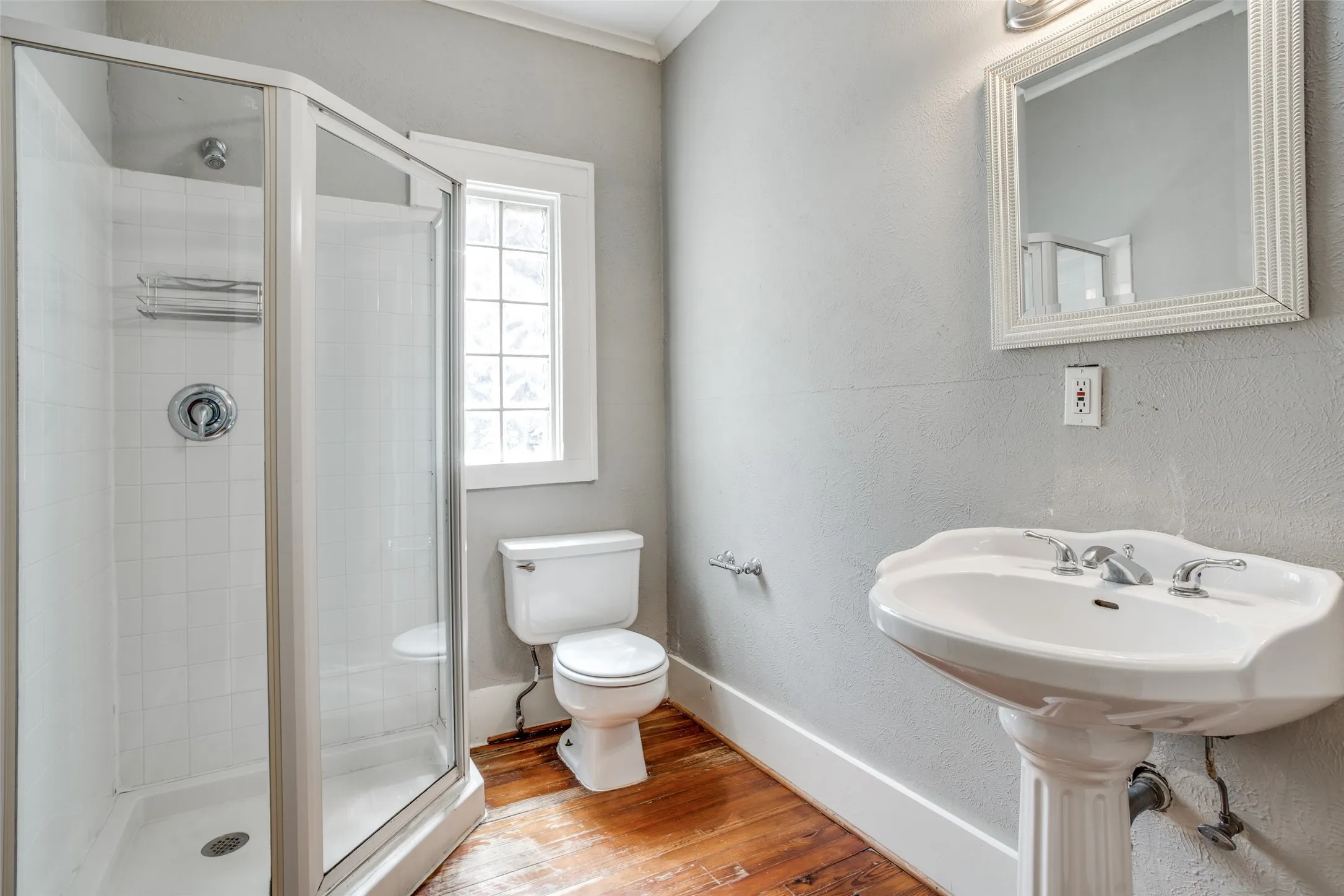 Single Family Residence For Rent in Dallas County , 5415 Bonita Avenue, Dallas, Texas 75206, 3 Bedroom, 3 Bathroom, 2 Garage spaces, 1,722 Sqft, built in 1940, mls#21384789, Real Estate Agent in Dallas, Homes For Rent in Dallas county, Homes For Rent in Dallas, Realtor in Dallas Texas, Real Estate Brokerage Independent Realty Texas, Luminita Cordes Realtor