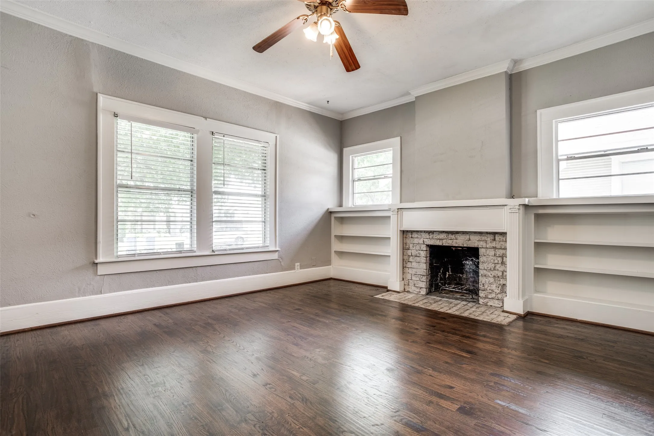 Single Family Residence For Rent in Dallas County , 5415 Bonita Avenue, Dallas, Texas 75206, 3 Bedroom, 3 Bathroom, 2 Garage spaces, 1,722 Sqft, built in 1940, mls#21384789, Real Estate Agent in Dallas, Homes For Rent in Dallas county, Homes For Rent in Dallas, Realtor in Dallas Texas, Real Estate Brokerage Independent Realty Texas, Luminita Cordes Realtor